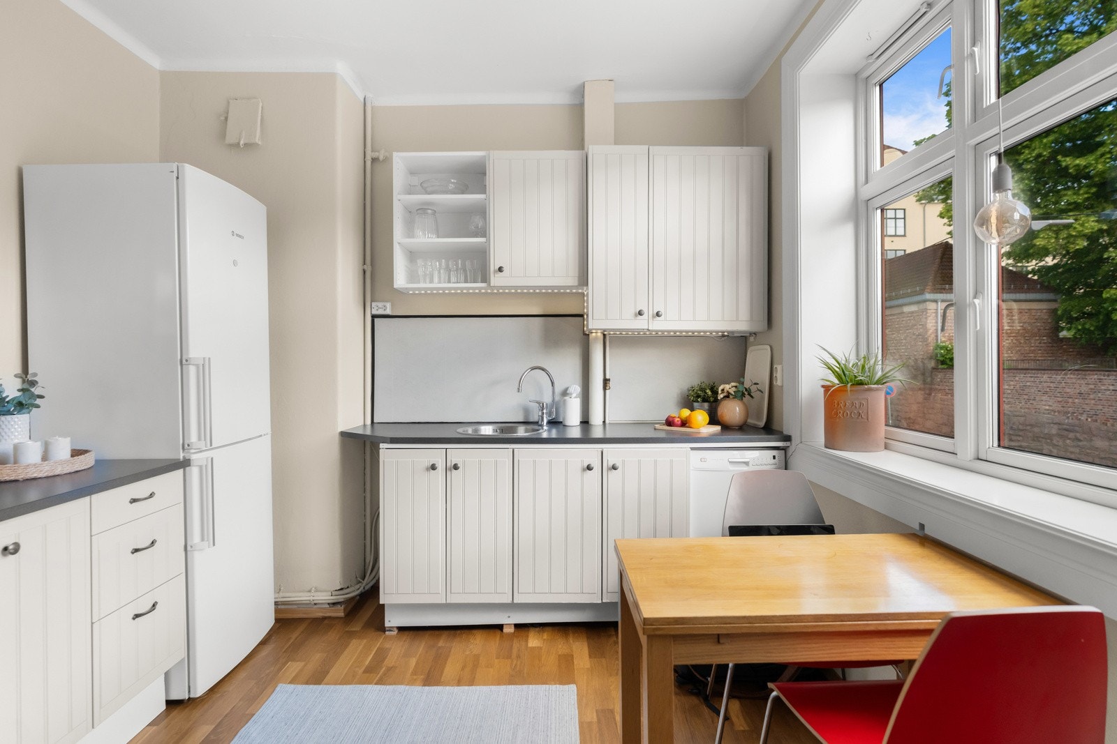 Kjøkkenet byr på rikelig med skap- og benkeplass, og har nyere benkeplate av laminat. Galleribilde