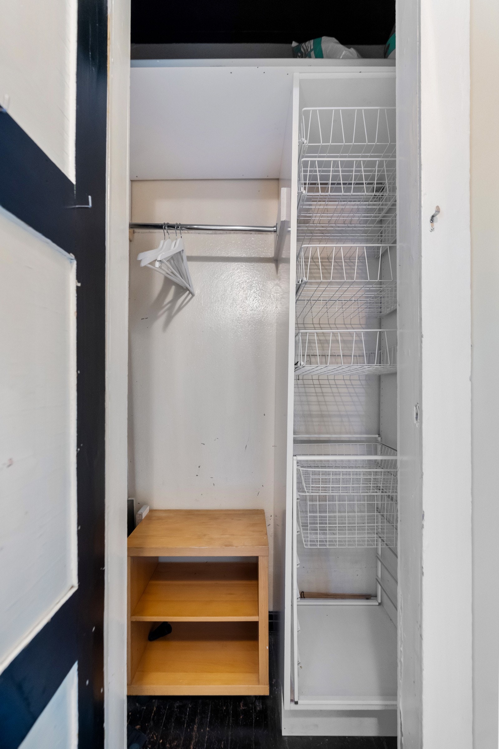 Praktisk og romslig kott i entré. I tillegg disponerer leiligheten to boder, en på loft og en i kjeller, totalt 8 kvm. Galleribilde