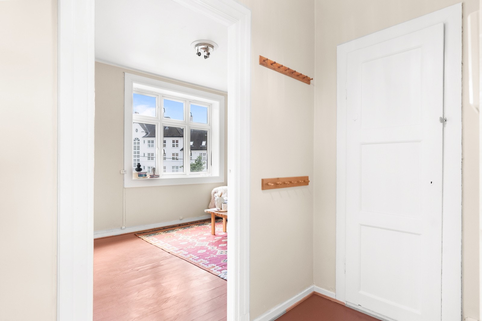 Entré med plass til yttertøy, og tilgang til et praktisk og romslig kott til lagring Galleribilde