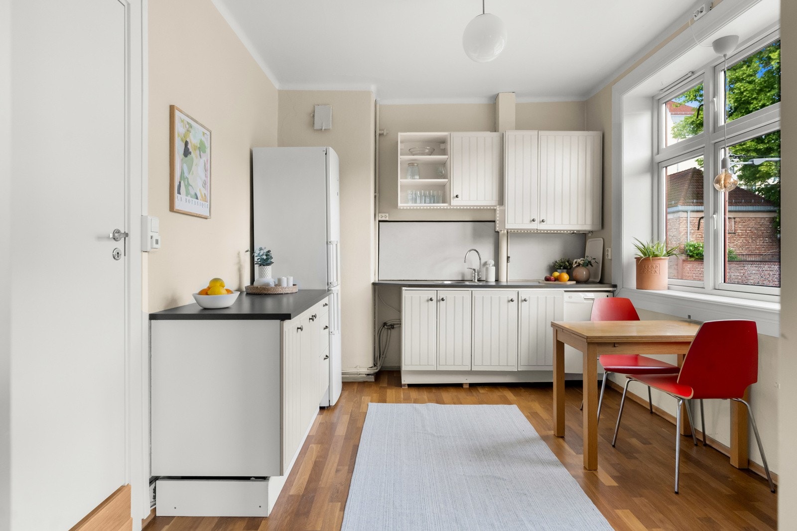 Frittstående kjøleskap/fryser, komfyr og oppvaskmaskin. Galleribilde