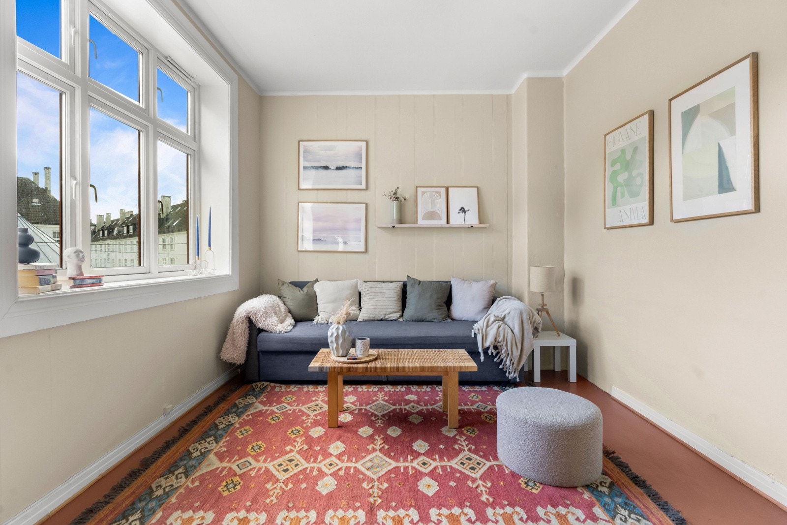 Stuen har god plass til sofaseksjon. Ved å flytte veggen mellom stue og kjøkken nærmere vinduet i stuen, vil man kunne etablere et soverom og likevel få en god stue i åpen løsning med kjøkken. Galleribilde