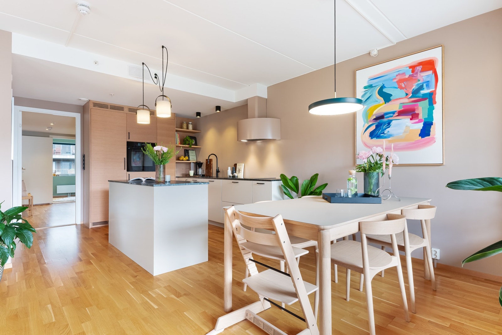 I leiligheten er det parkettgulv og overflater som er holdt i moderne fargevalg. Galleribilde