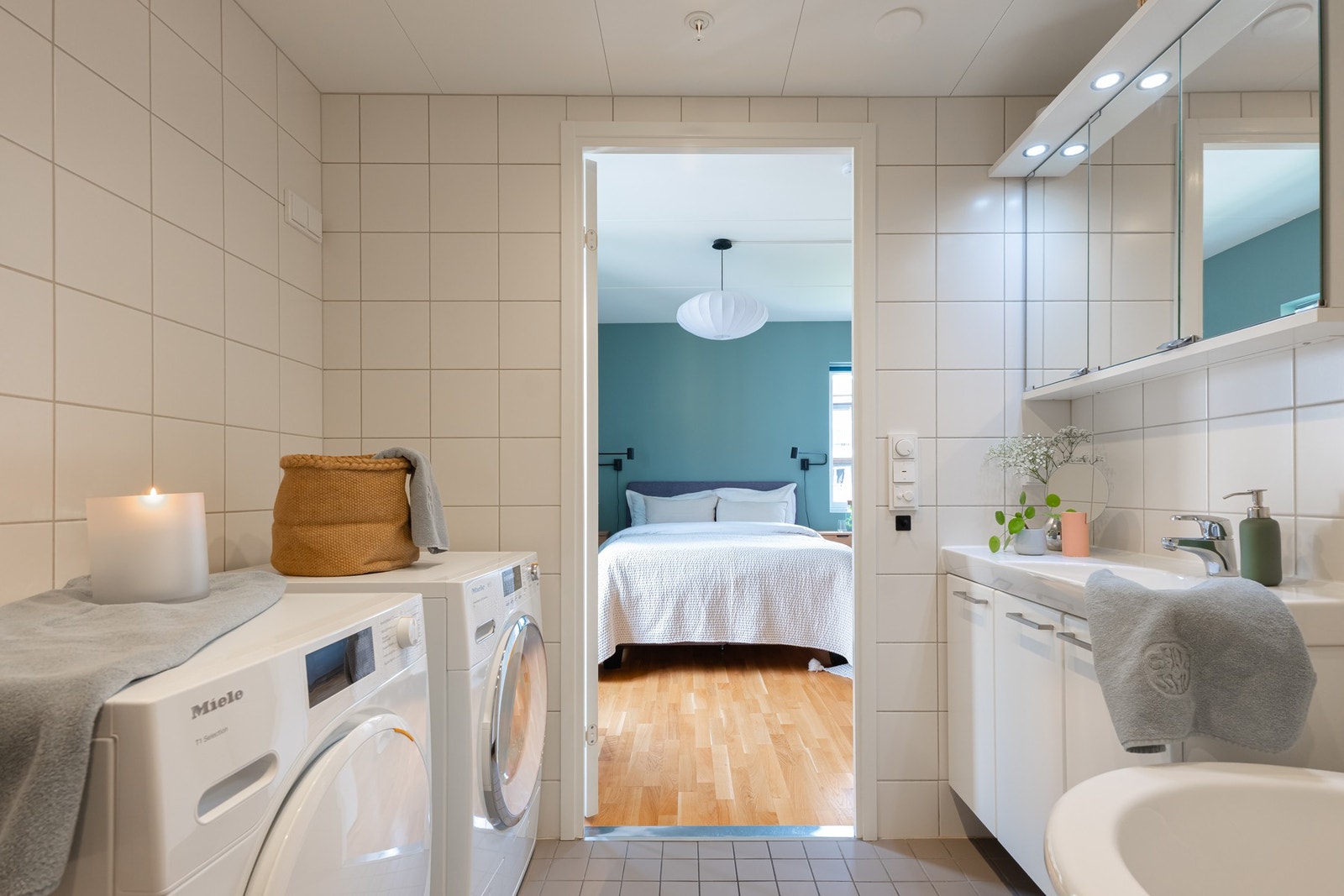 Det største badet, som ligger i tilknytning til hovedsoverommet, er utstyrt med downlights i himlingen og har naturligvis gulvvarme. Galleribilde