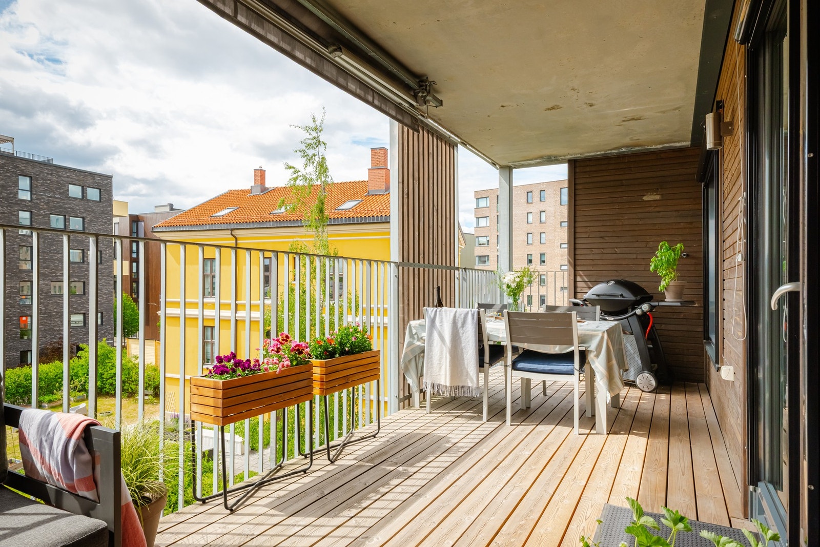Balkongen oppleves meget lun og skjermer godt for vinden når det blåser mye utenfor. Galleribilde