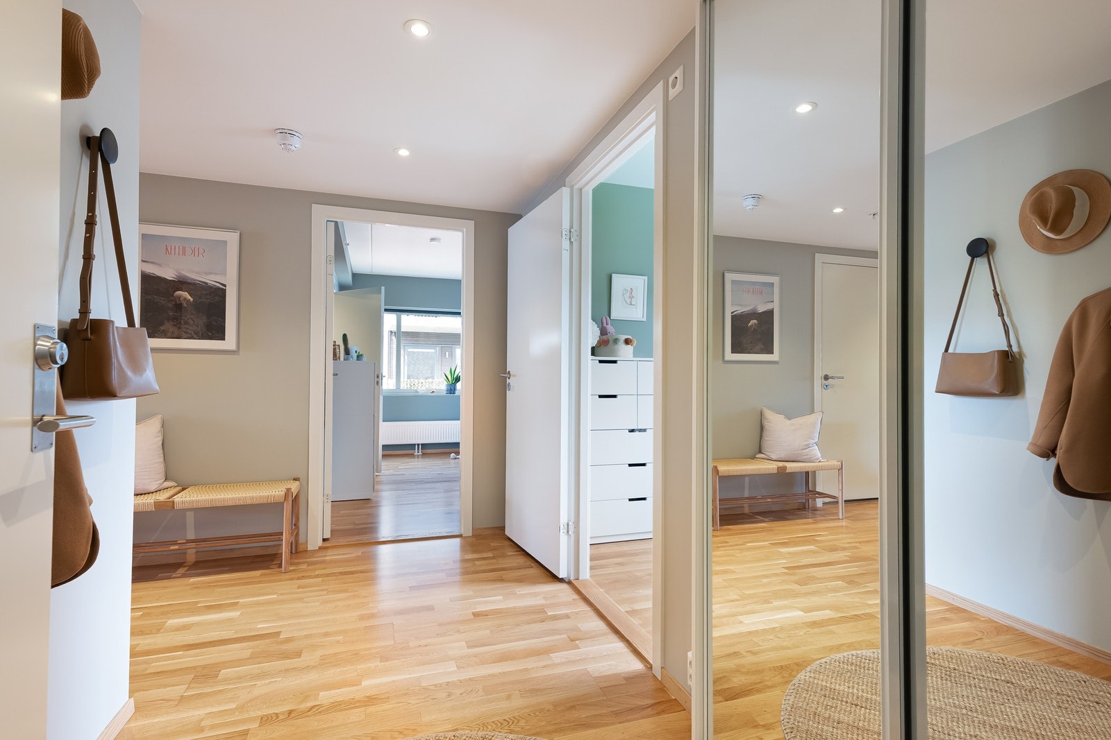 Her er det plass til oppheng av yttertøy og plassering av sko, samt en praktisk skyvedørsgarderobe med speilfronter som gir god oppbevaringsplass. Galleribilde
