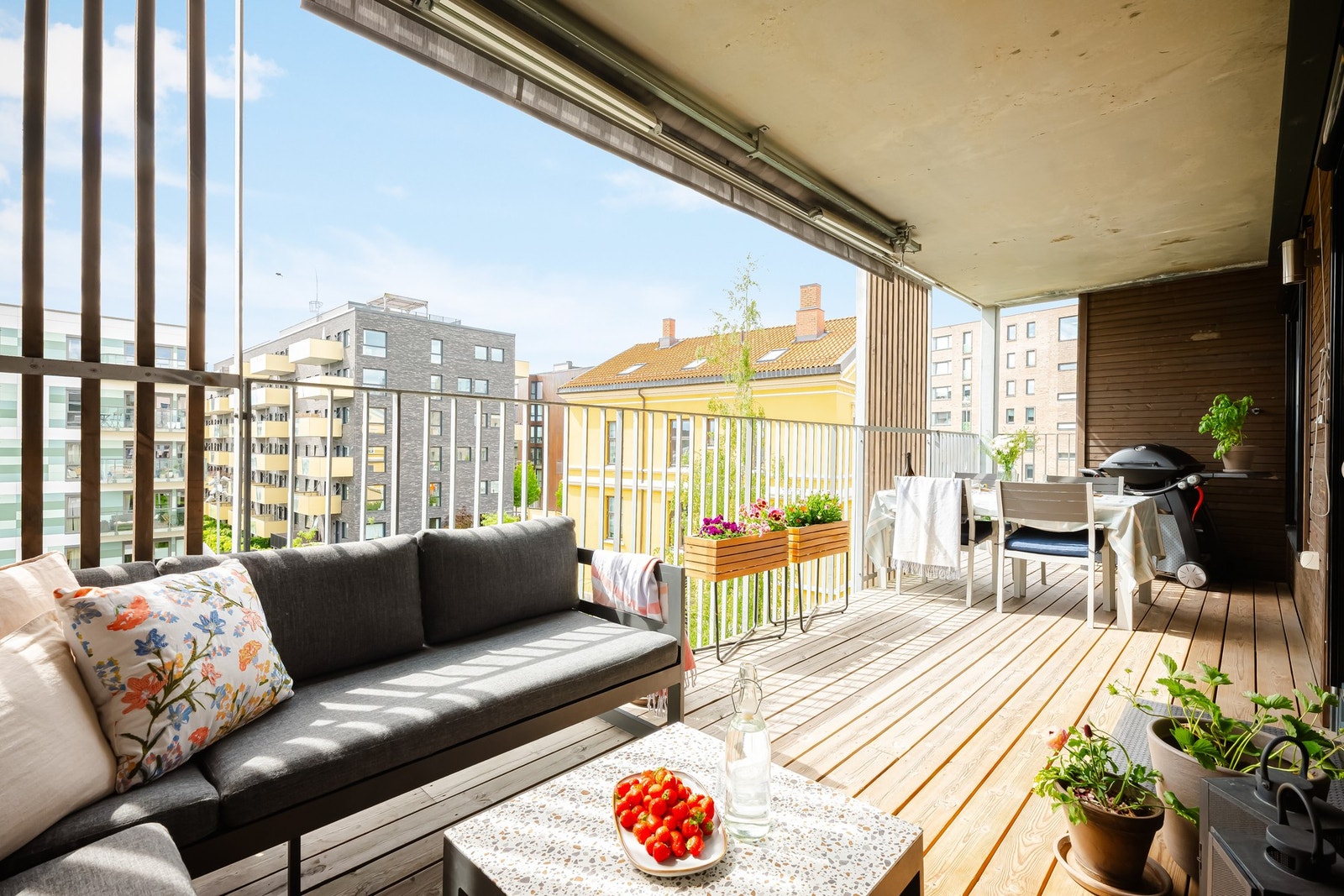 På balkongen er det markise som skjermer godt for solen på solfylte vår- og sommerdager. Galleribilde