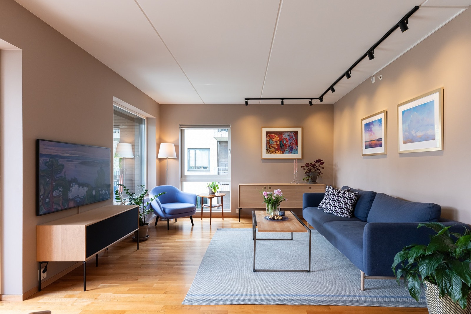 Stuen er lys og innbydende med gode møbleringsmuligheter. Galleribilde