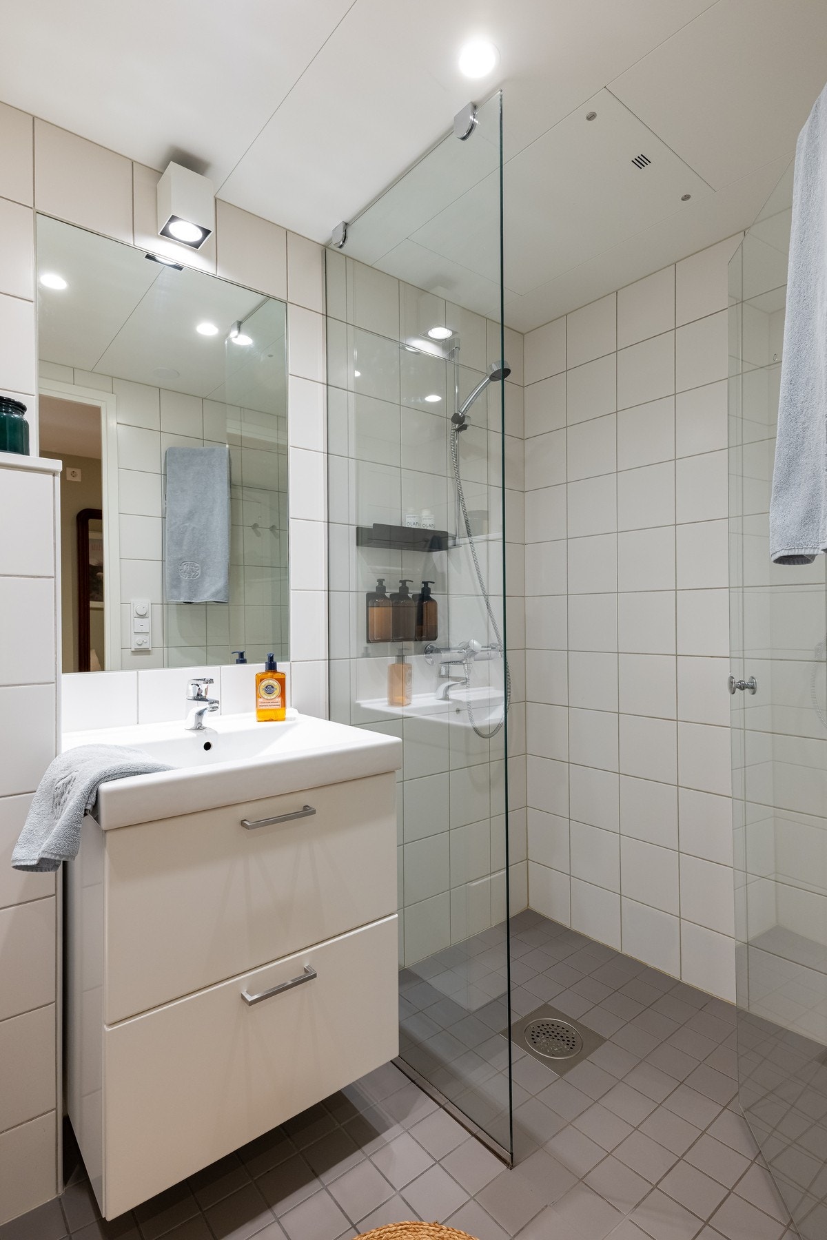 Her er det også fliser på gulv og vegger, samt gulvvarme og downlightsbelysning. Galleribilde