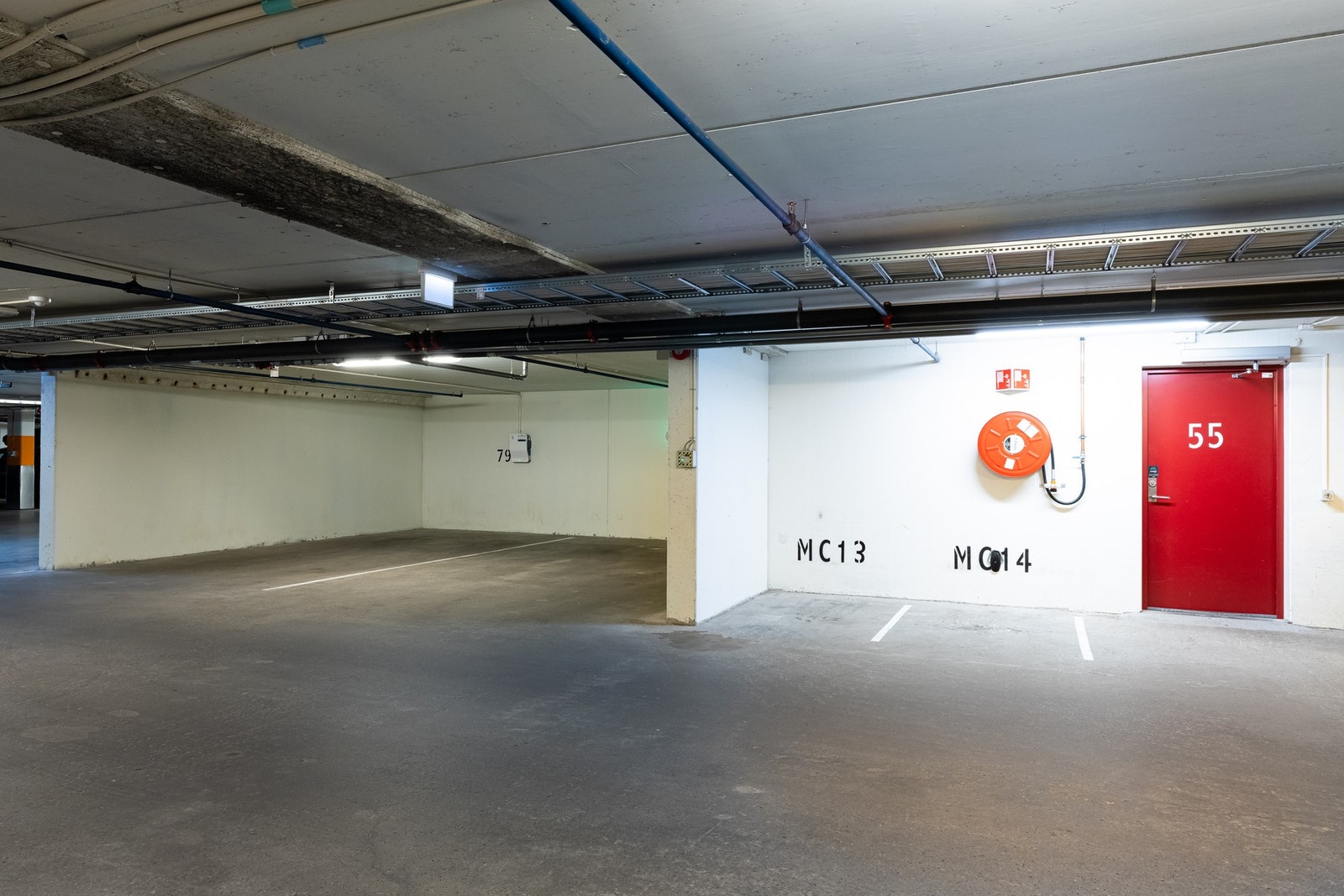 Det medfølger en biloppstillingsplass i felles garasjeanlegg. Plassen er merket med nr 79. Galleribilde