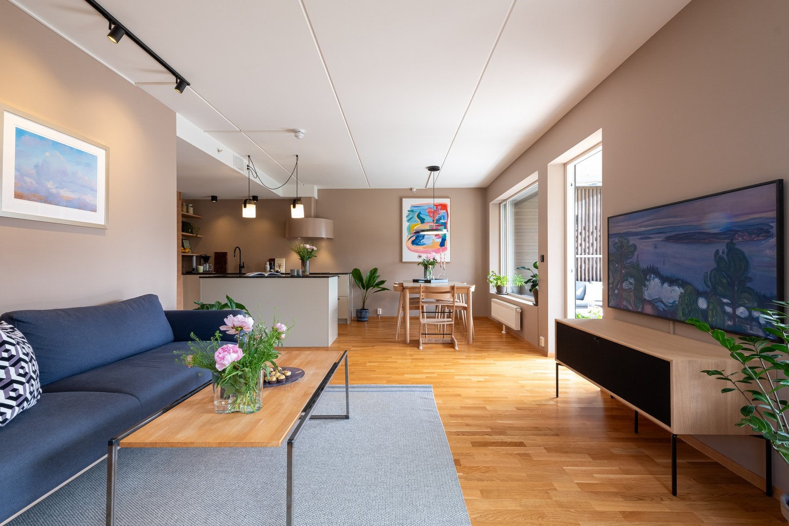 Her er det god plass til sofagruppe, TV-benk, kommode og annet ønskelig møblement. Galleribilde