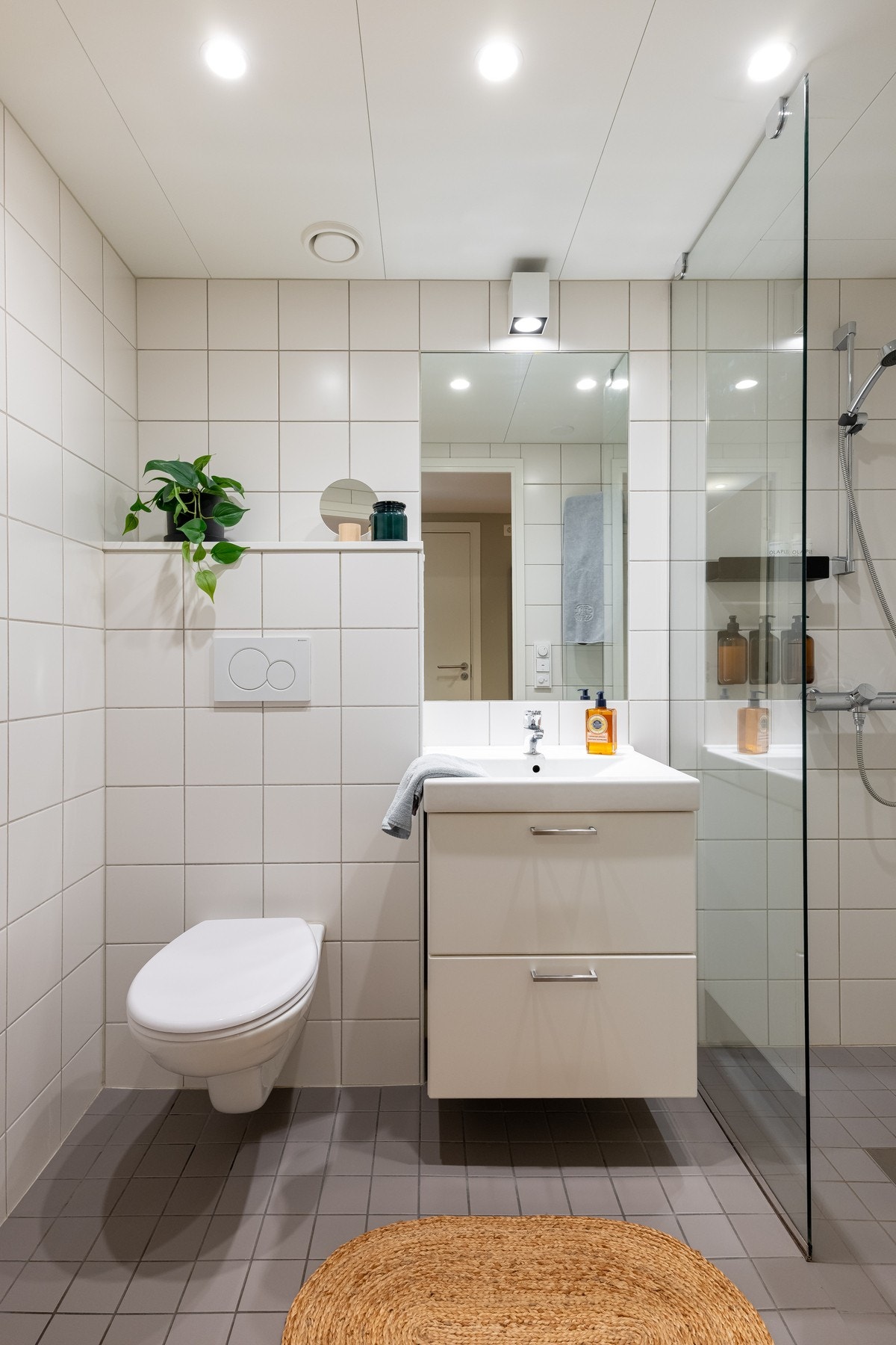 Det andre badet, som ligger med adkomst fra gangen, er holdt i samme stil som det andre badet. Galleribilde
