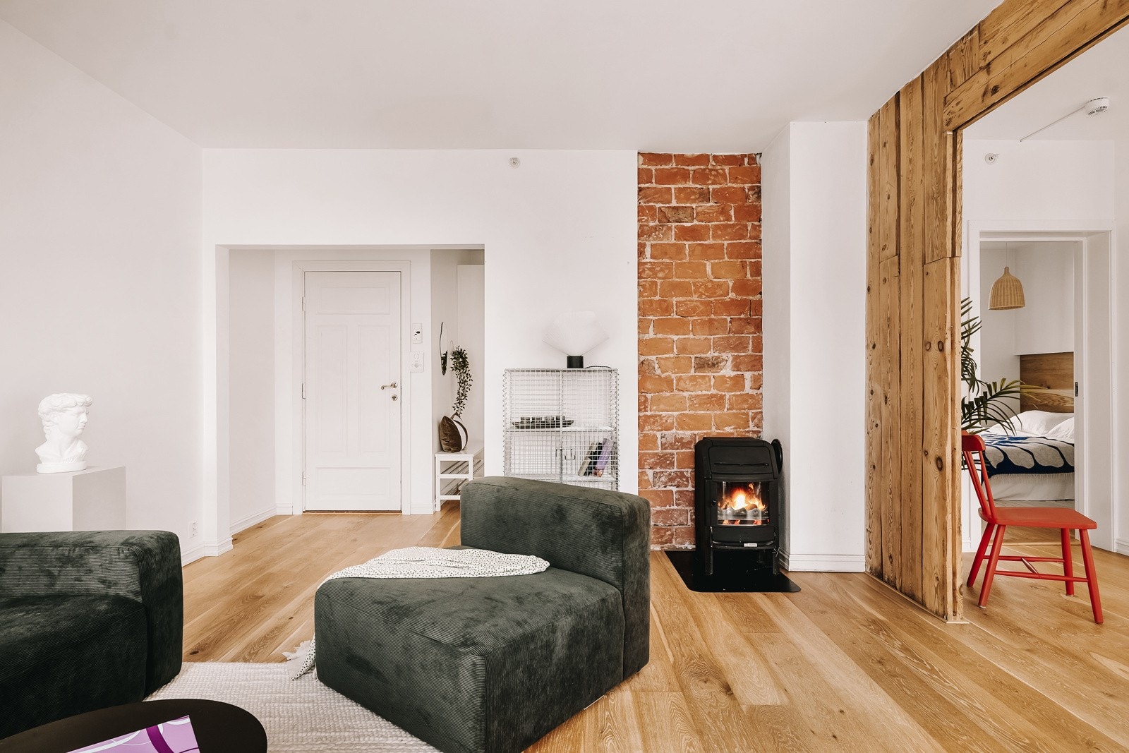 Den åpne og innbydende stue- og kjøkkenløsningen på hele 33,9 kvm gir rom for både komfort og funksjonalitet. Galleribilde