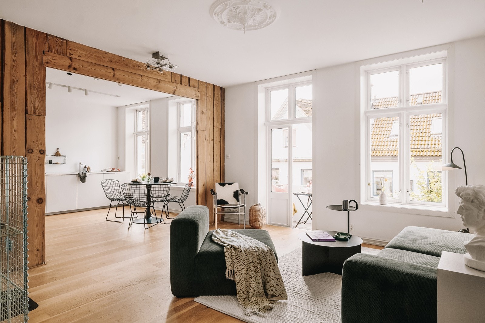 Her kan du enkelt skape ulike soner - en romslig spiseplass ved kjøkkenet og en lun sofakrok rundt peisovnen i stuen. Galleribilde