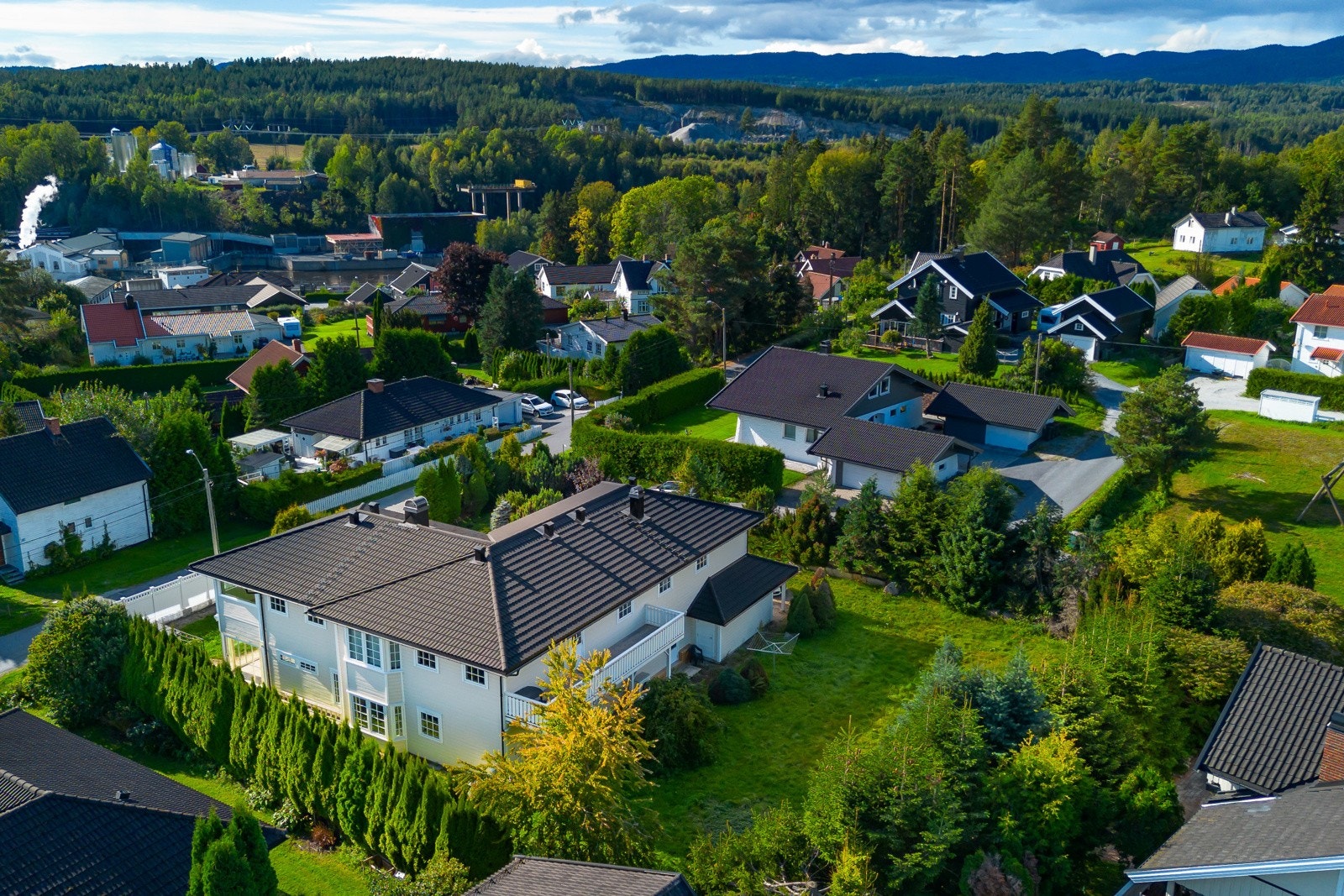 Rolig, men sentralt beliggende nabolag i nærheten av en fiskeelv og med mange turmuligheter. Galleribilde