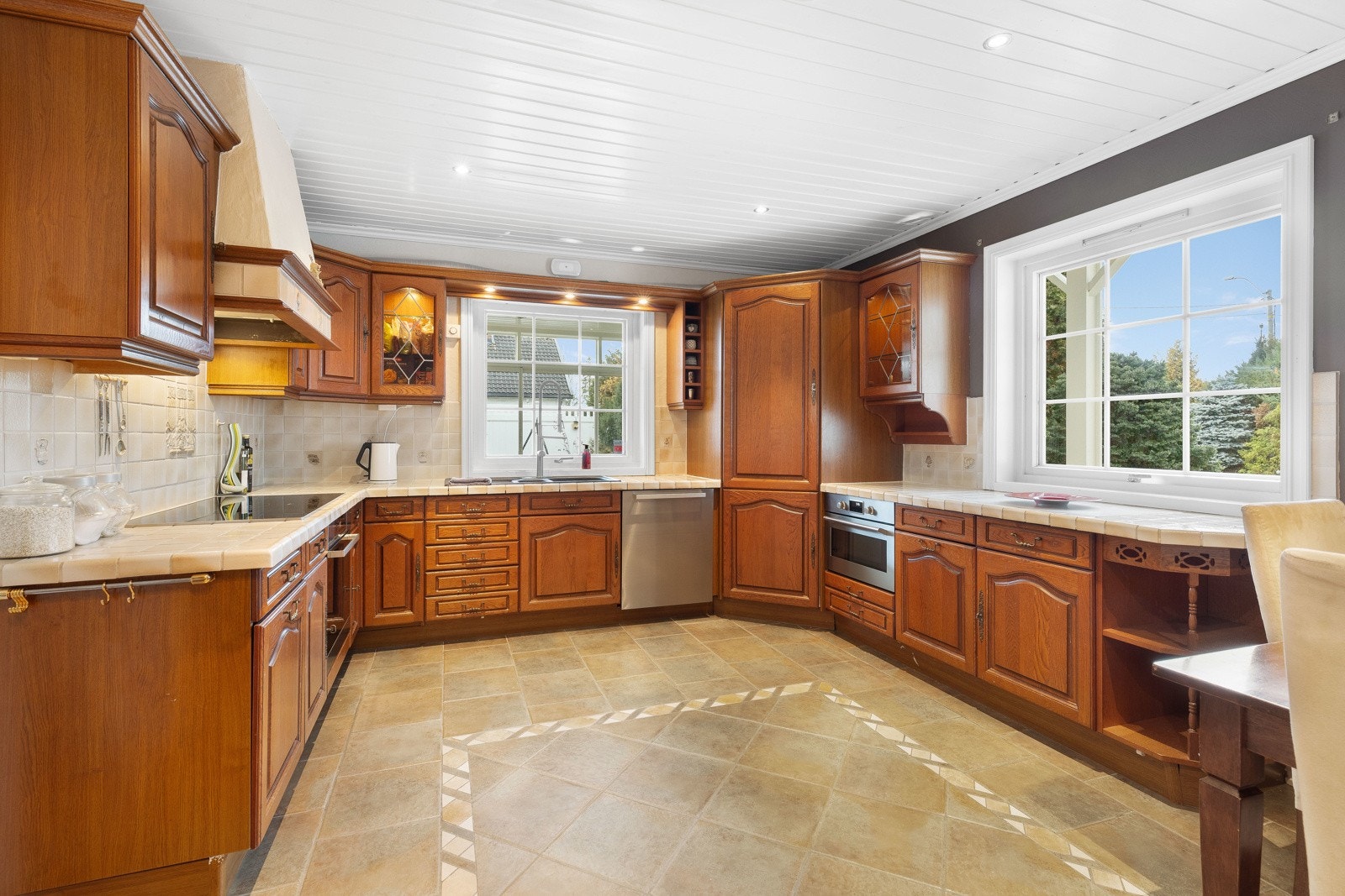 Mobalpa kjøkken med heltre fronter. Vannbåren varme, balansert ventilasjon og peis. Galleribilde