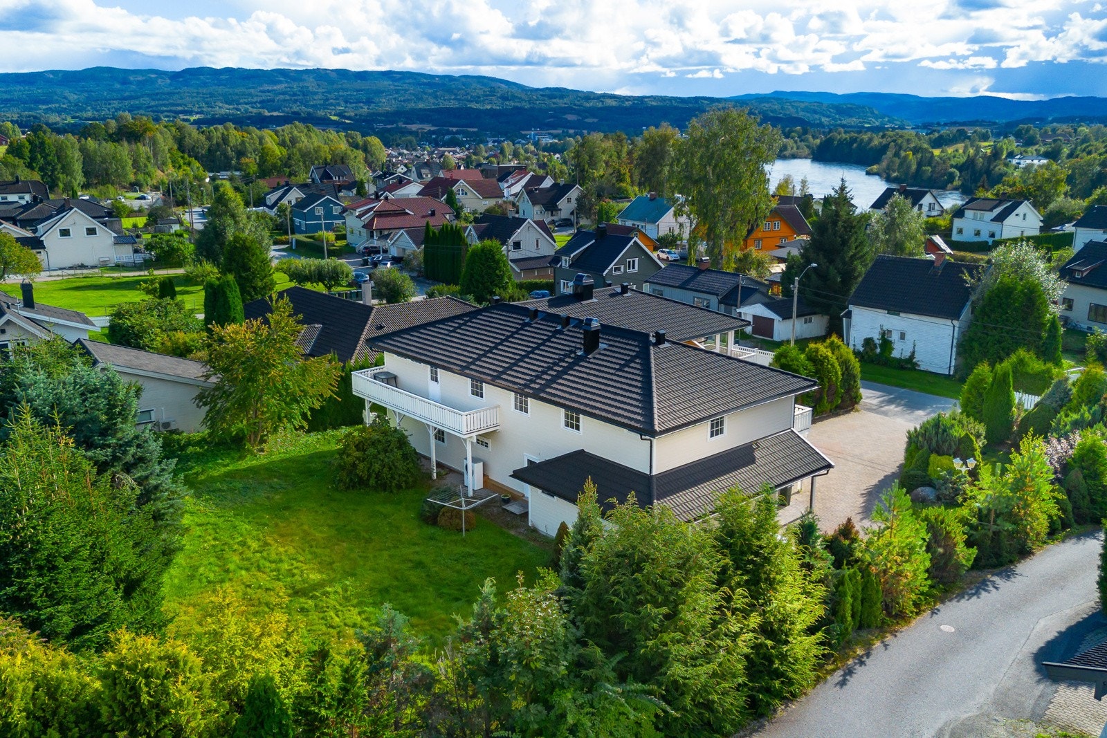 Tomten vest side av huset kommer til salgs fra samme eier. Galleribilde