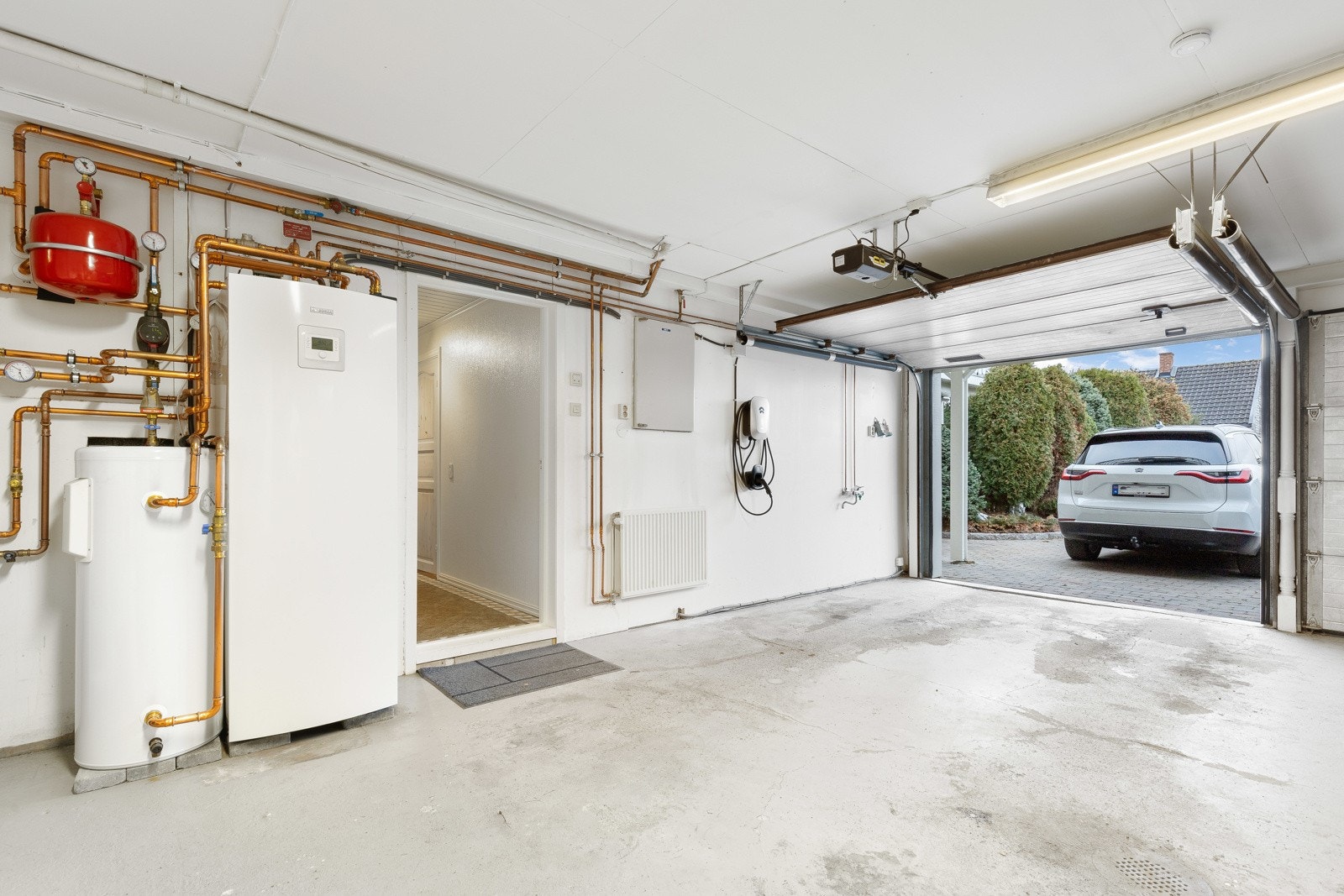 Integrert dobbelgarasje er oppvarmet og har hovedstrømtavle og elbillader. Galleribilde