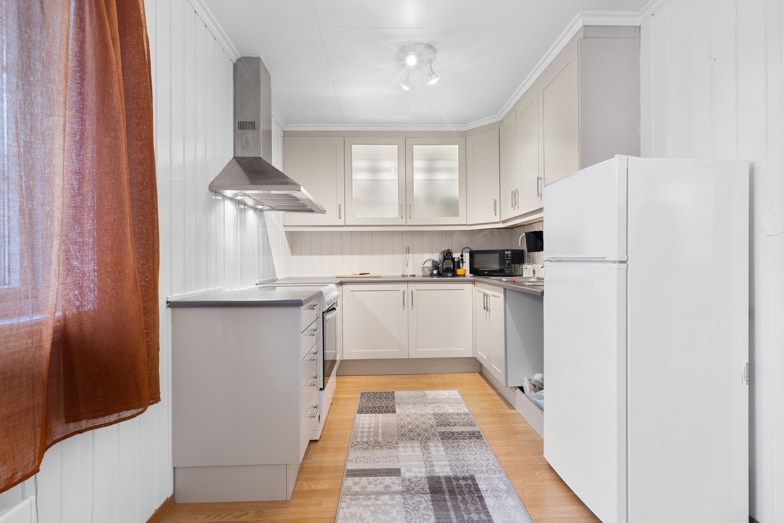 Stort kjøkken i utleiedelen med plass til spisebord. Galleribilde