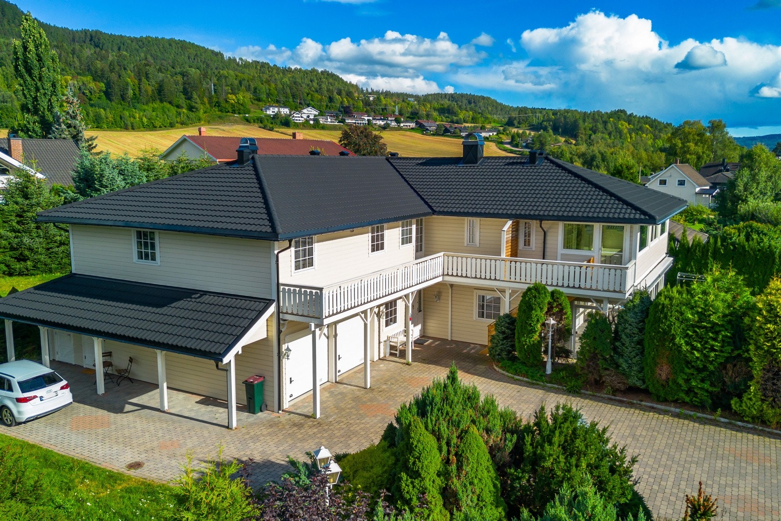 Mange muligheter for parkering og opparbeiding av tomt. Egen inngang til utleiedelen på nordvest side av huset. Galleribilde