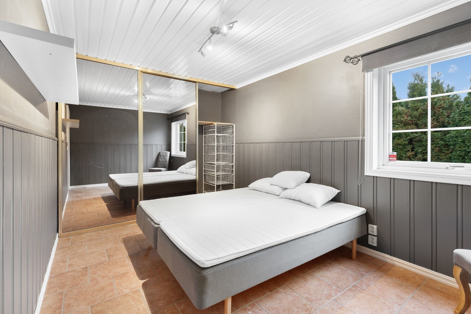 Soverom 2 i 1. etasje som i dag brukes som gjesterom. Vannbåren varme i gulvet. Galleribilde