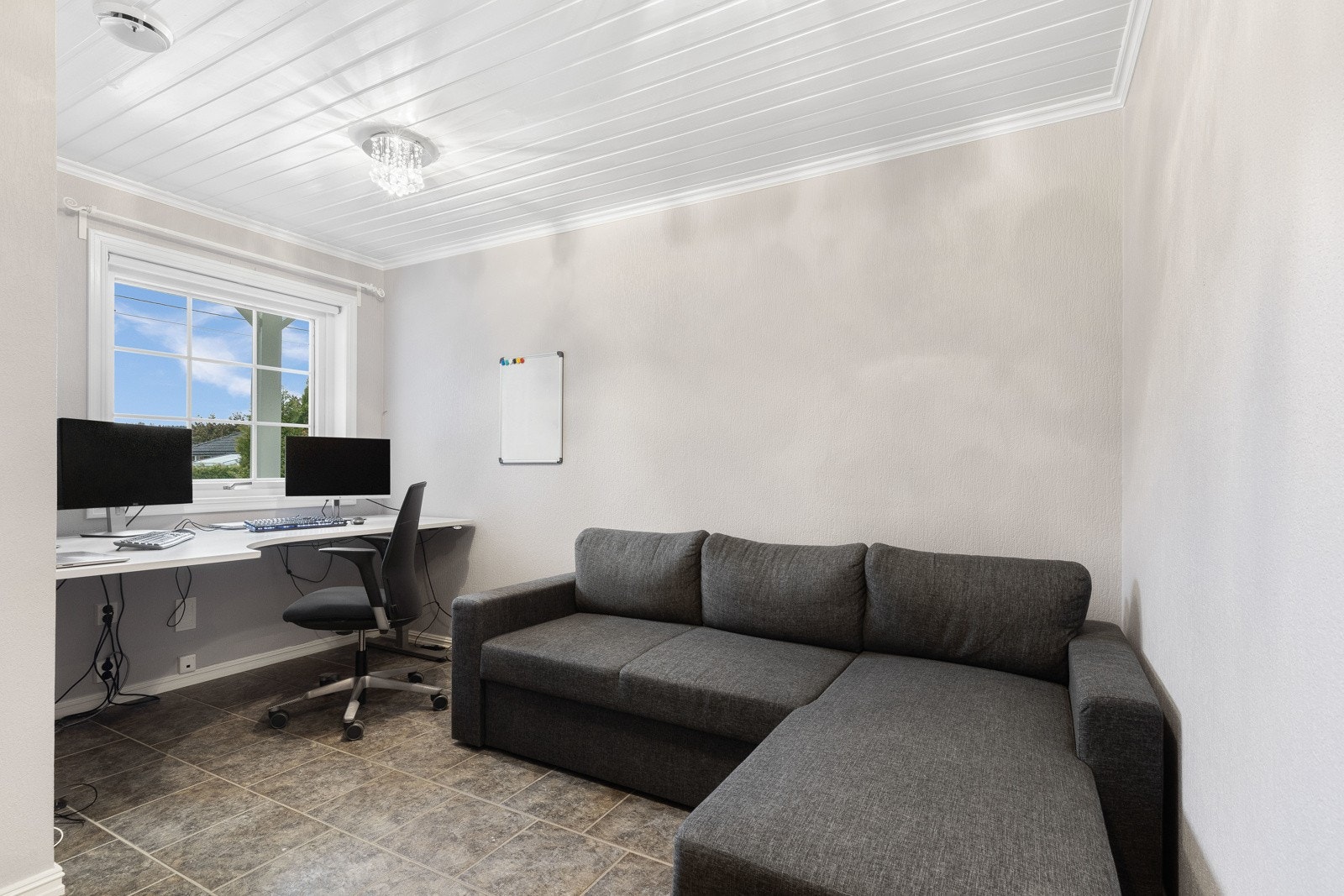 Soverom 1 i 1. etasje som i dag brukes som kontor. Vannbåren varme i gulvet. Galleribilde