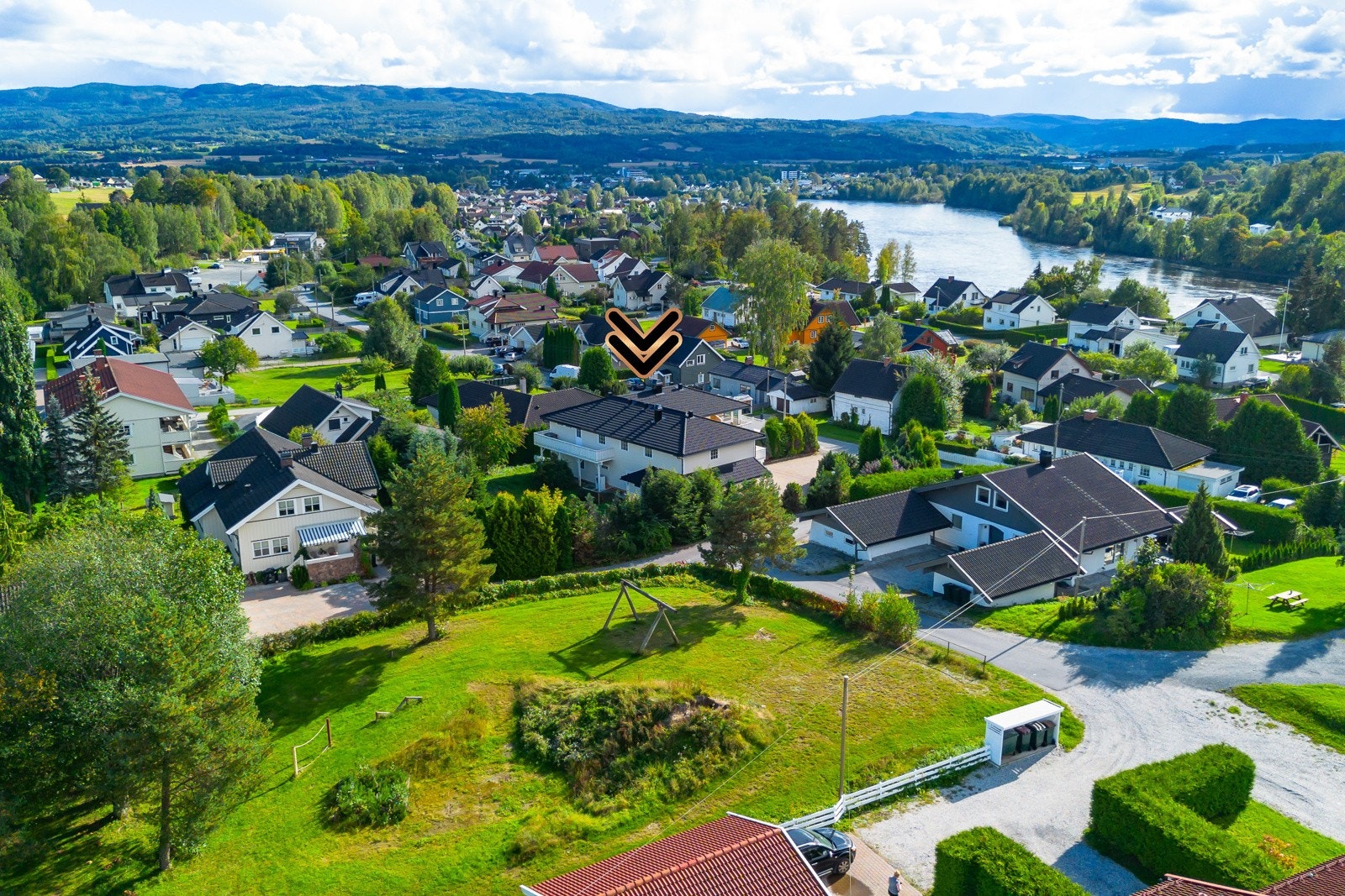 En stor lekeplass rett ved siden av huset. Galleribilde