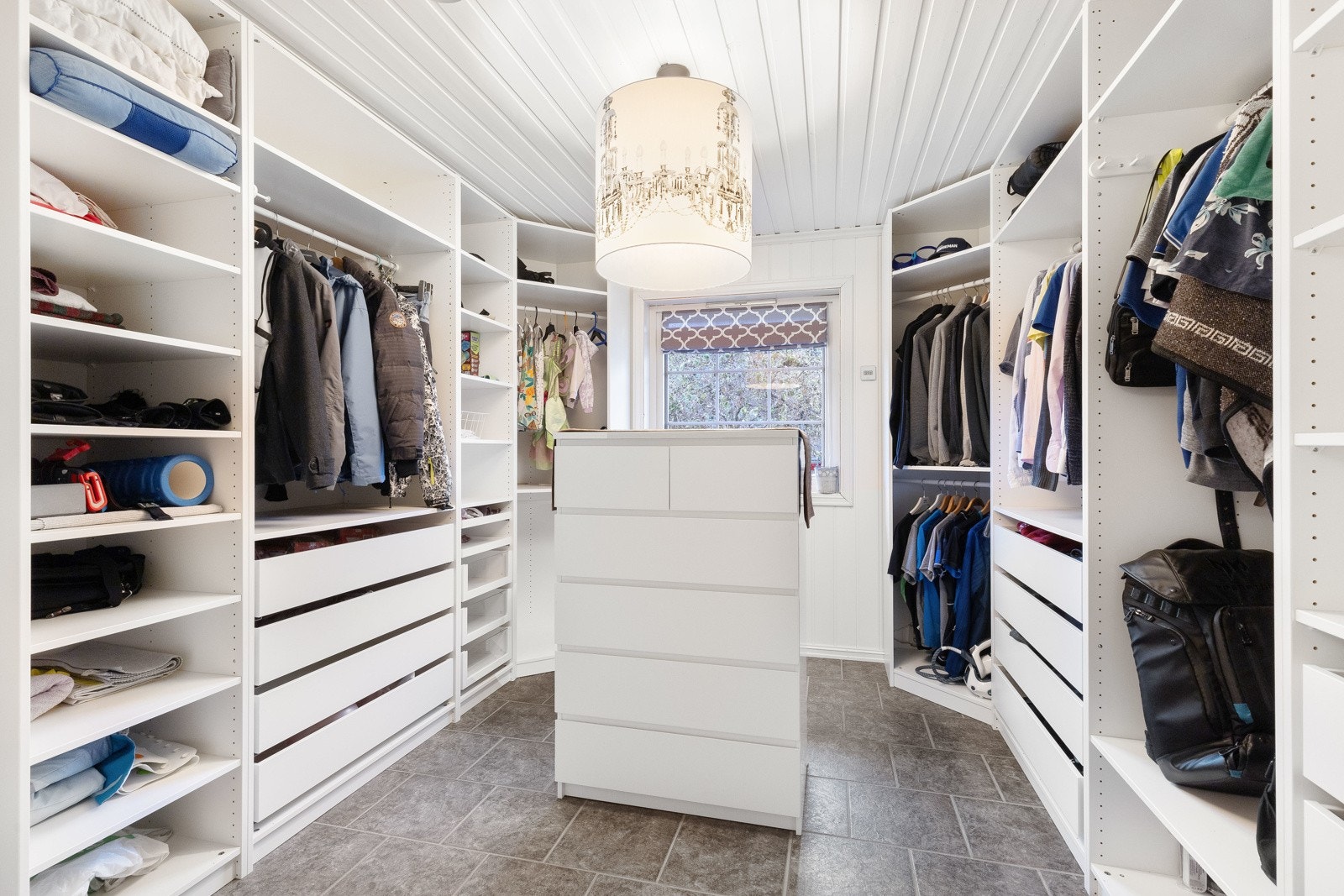 Soverom 3 i 1. etasje som i dag brukes som garderobe. Vannbåren varme i gulvet. Galleribilde