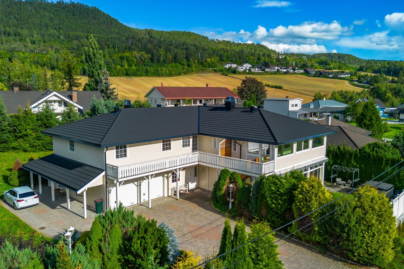 Mange muligheter for parkering og opparbeiding av tomt. Egen inngang til utleiedelen på nordvest side av huset. Galleribilde