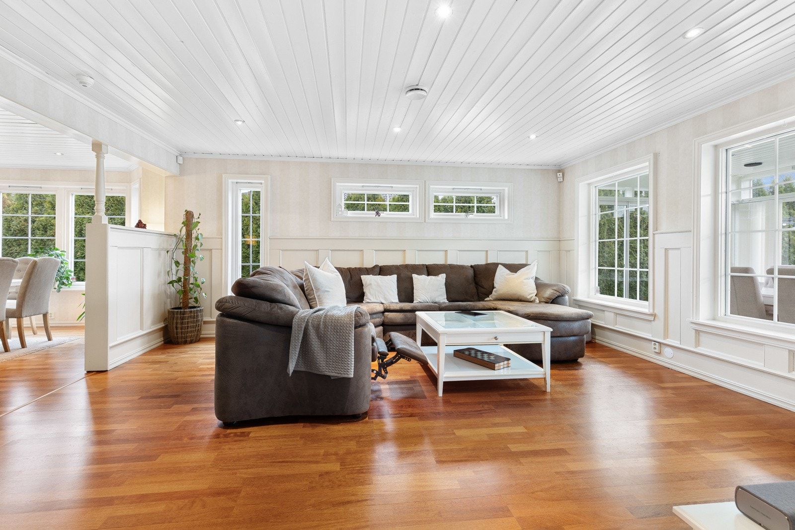 Alle rom i 1. etasje, bortsett fra vaskerommet og den inneglasserte vinterstuen, har vannbåren varme i gulvet. Galleribilde