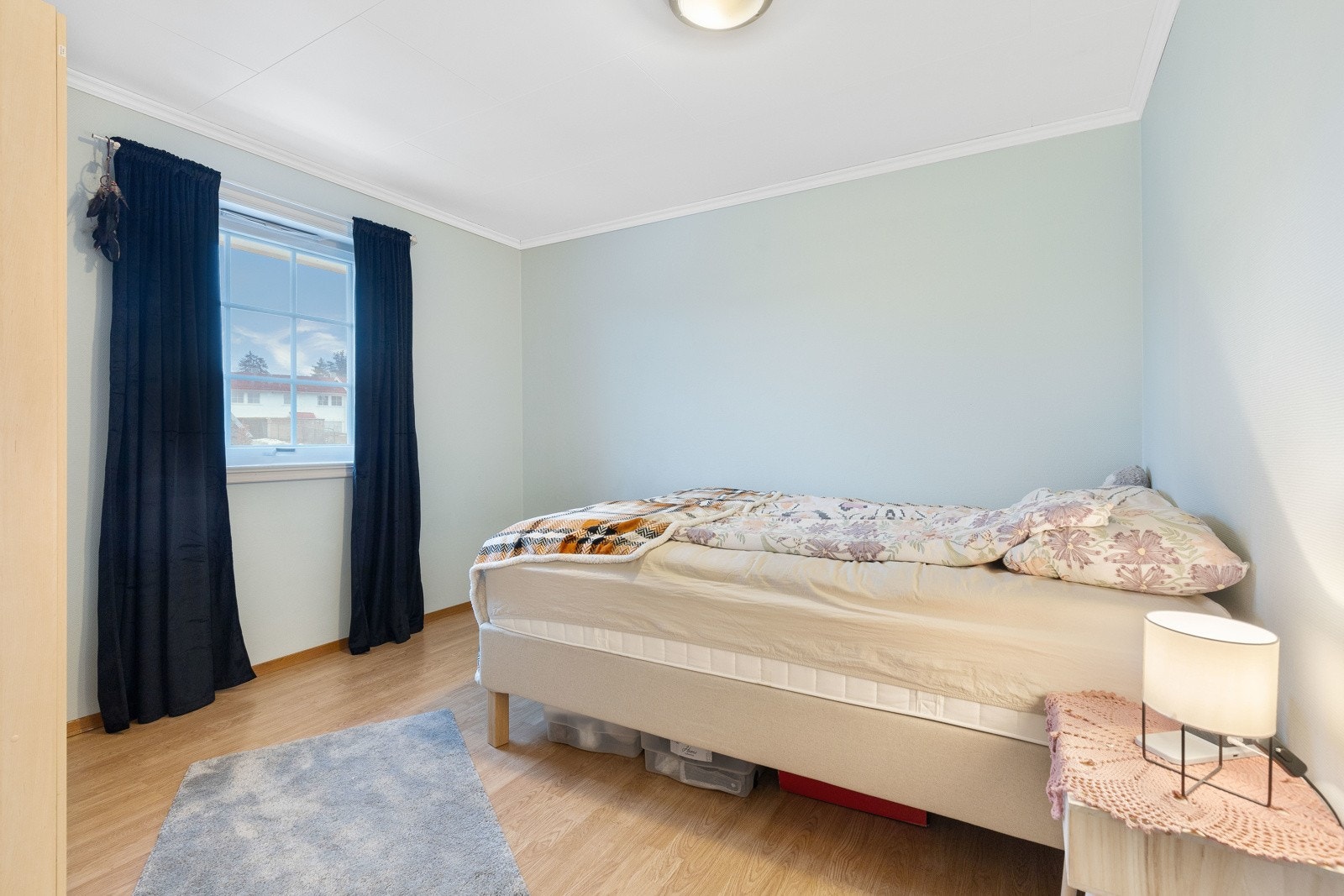 Soverom i utleiedelen med vindu mot vest og balansert ventilasjon. Galleribilde