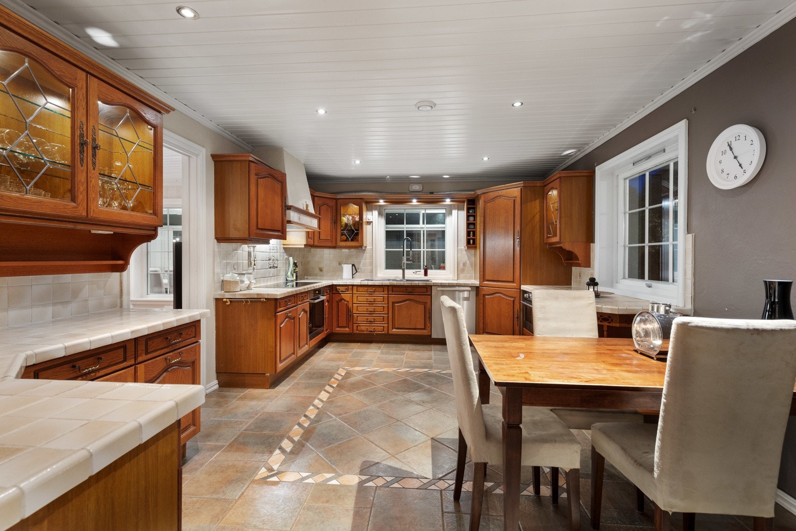 Mobalpa kjøkken med heltre fronter. Vannbåren varme, balansert ventilasjon og peis. Galleribilde