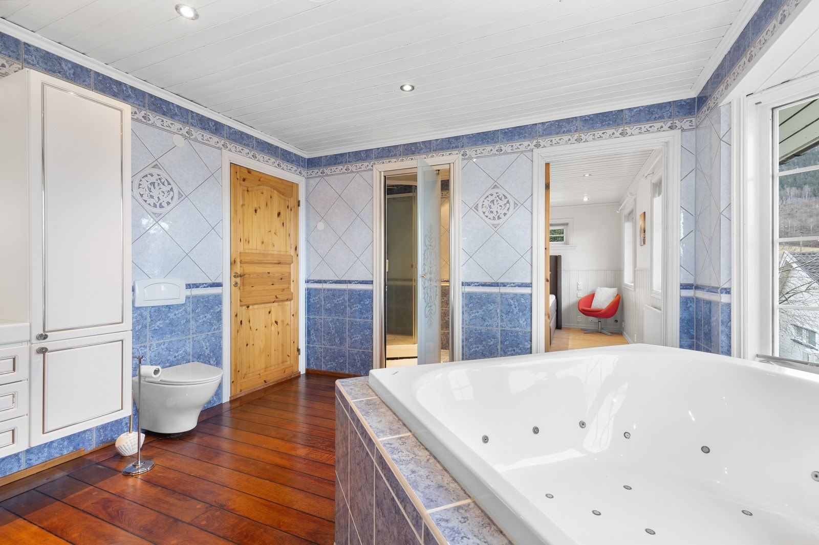 Det store badet i 2. etasje har utsikt mot øst, vannbåren varme i gulvet og et eget rom med dusjhjørne. Galleribilde