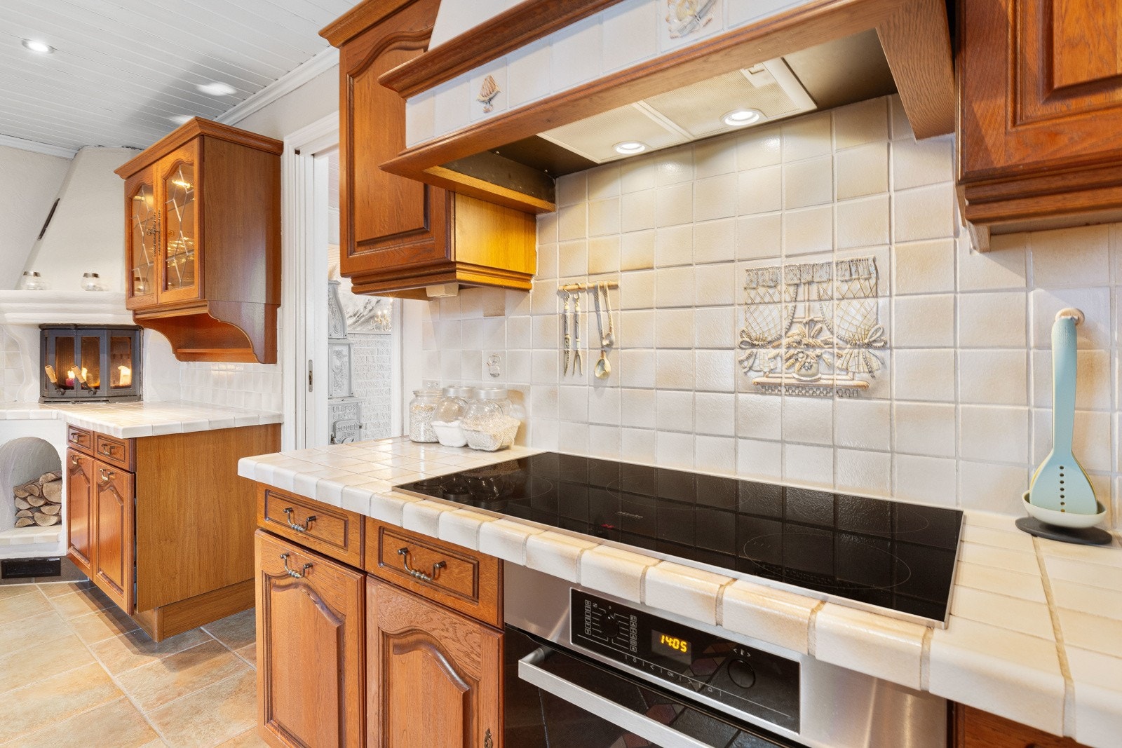 Mobalpa kjøkken med heltre fronter. Vannbåren varme, balansert ventilasjon og peis. Galleribilde