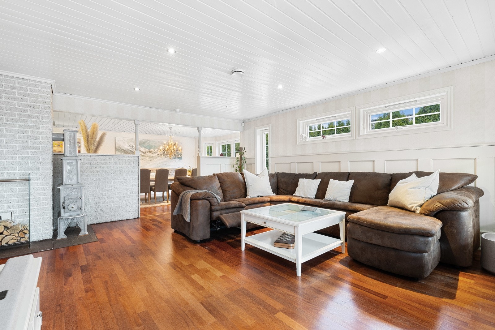 Alle rom i 1. etasje, bortsett fra vaskerommet og den inneglasserte vinterstuen, har vannbåren varme i gulvet. Galleribilde