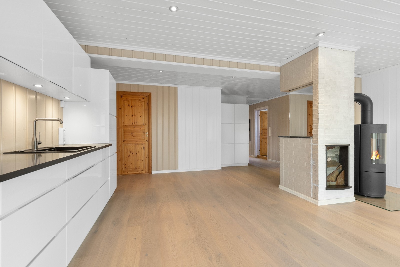 I motsatt ende av stuen i 2. etasje er det kjøkken i åpen løsning. Galleribilde