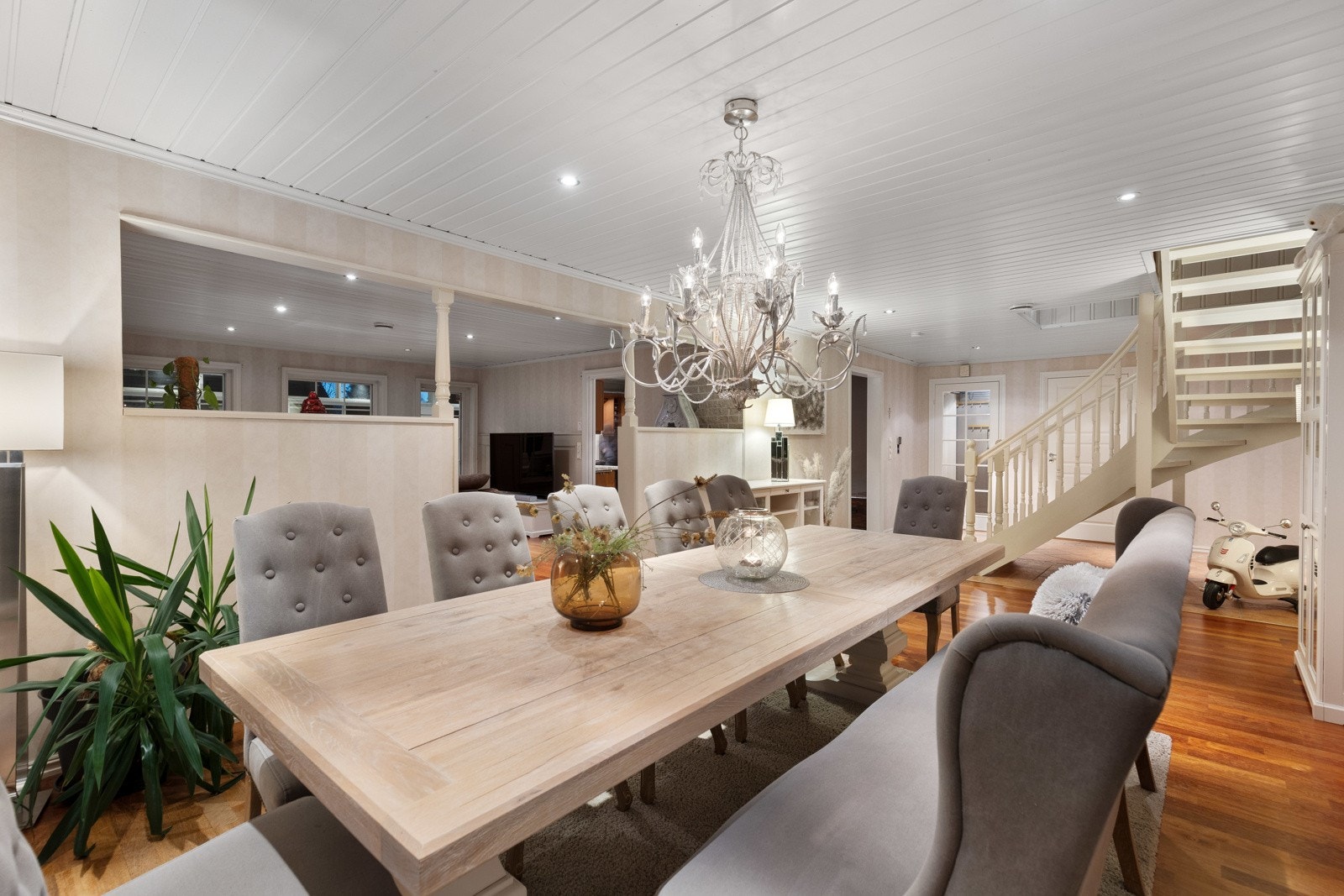 Alle rom i 1. etasje, bortsett fra vaskerommet og den inneglasserte vinterstuen, har vannbåren varme i gulvet. Galleribilde