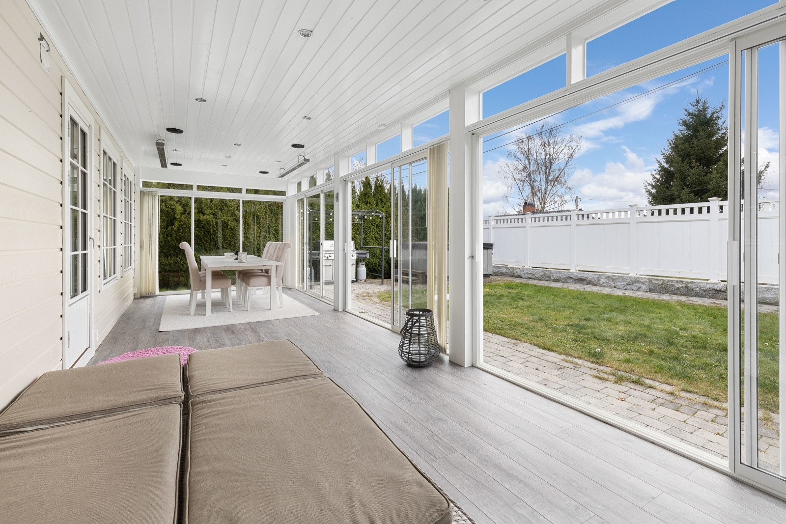 Vinterstuen ble bygget i 2018 med varmekabel og fliser på gulvet. Den har utgang til en sørvendt, adskilt hage med boblebad og grill. Galleribilde