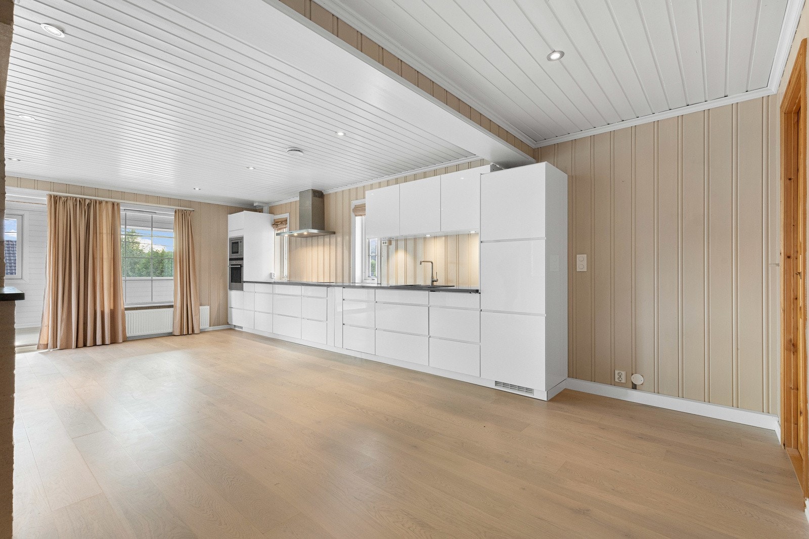 I den ene enden av stuen i 2. etasje er det kjøkken i åpen løsning. Galleribilde