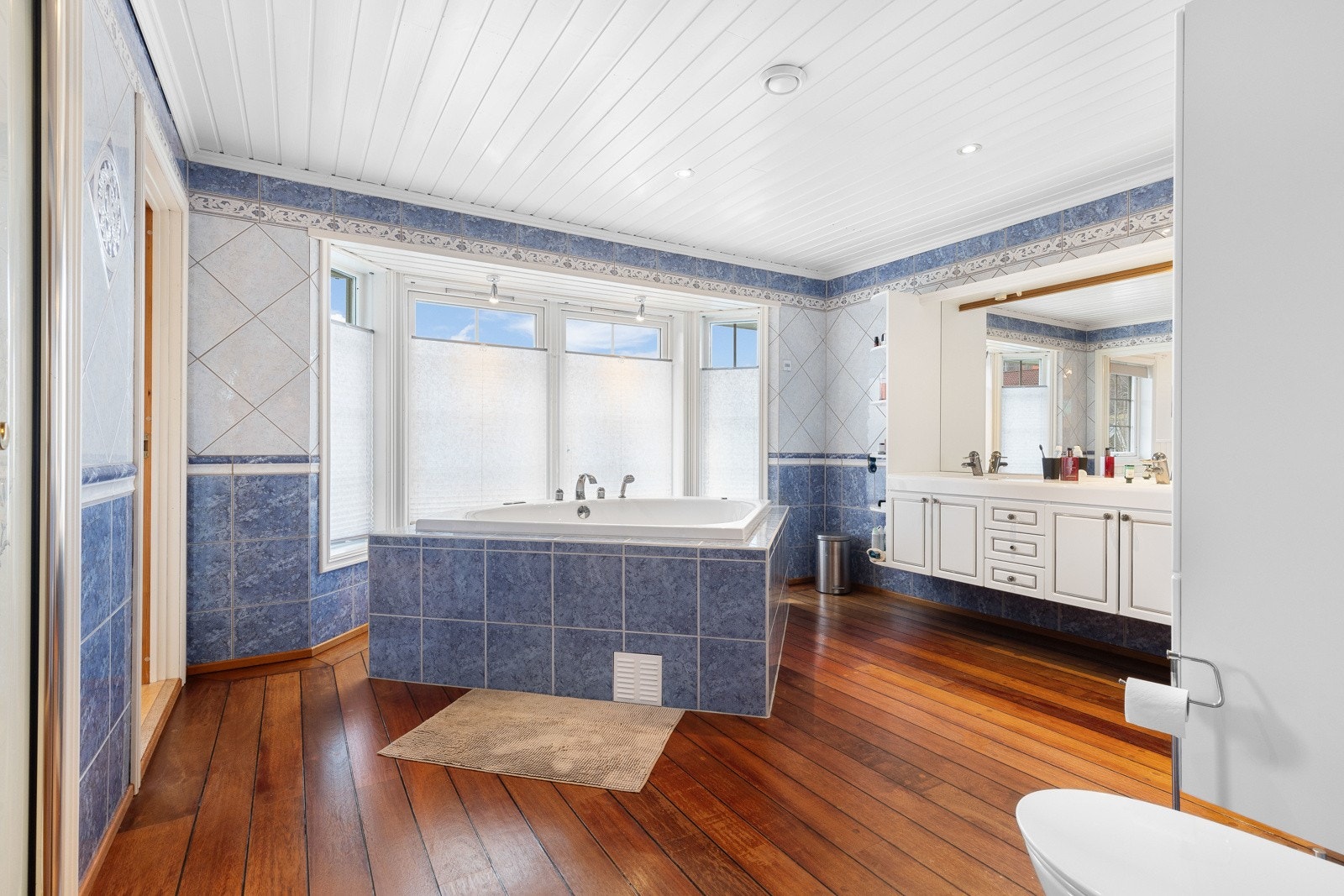 Det store badet i 2. etasje har utsikt mot øst, vannbåren varme i gulvet og et eget rom med dusjhjørne. Galleribilde