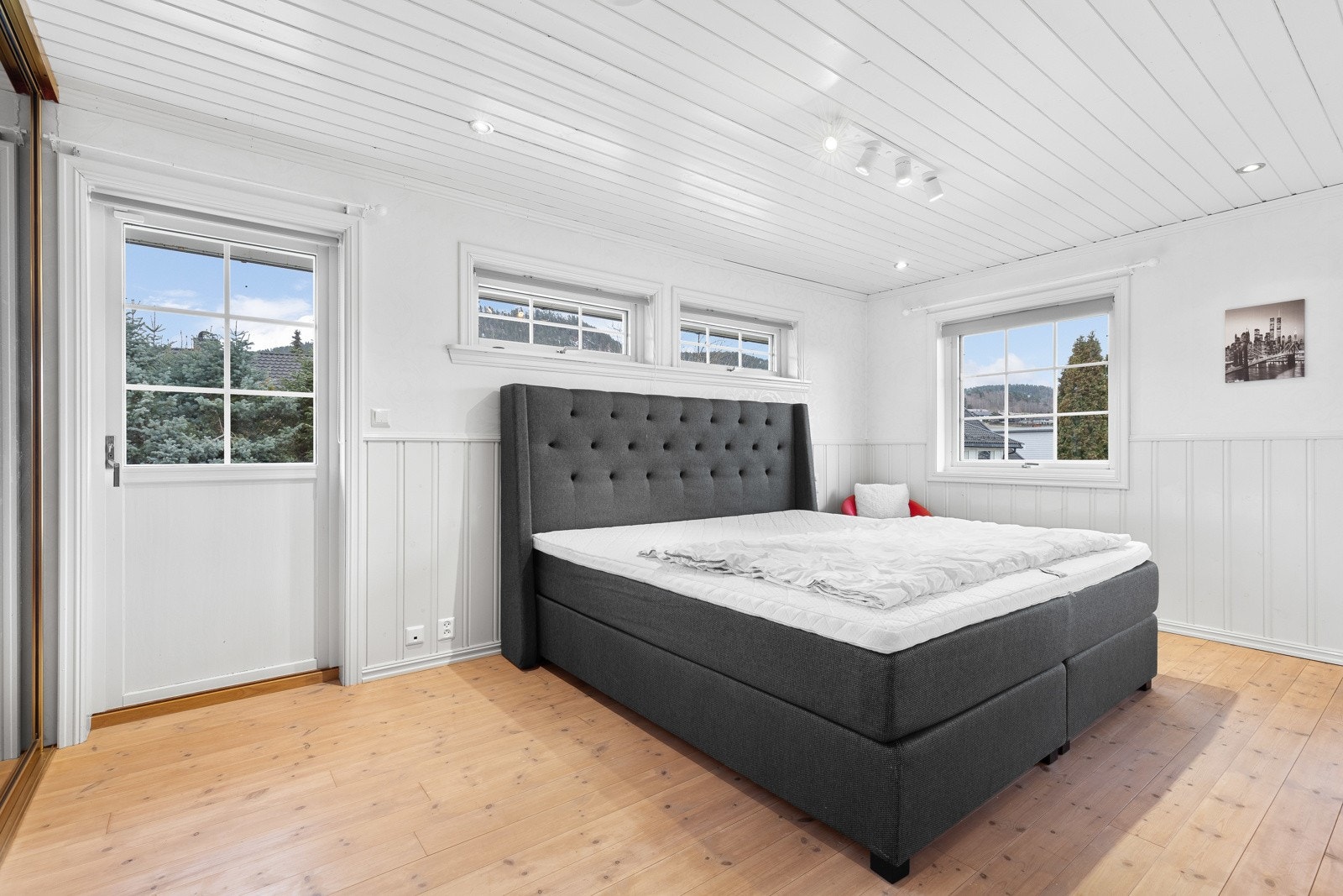 Det store soverommet i 2. etasje har 4 vinduer og utgangsdør til en stor nordvendt terrasse. Galleribilde