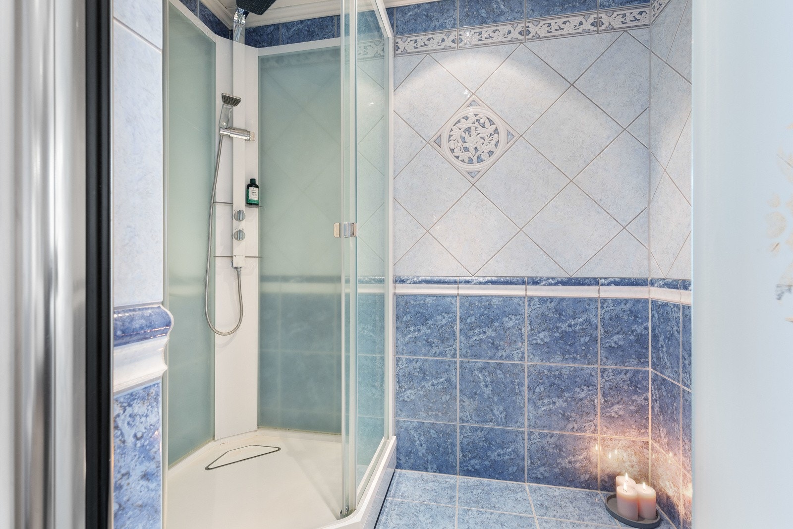 Det store badet i 2. etasje har utsikt mot øst, vannbåren varme i gulvet og et eget rom med dusjhjørne. Galleribilde