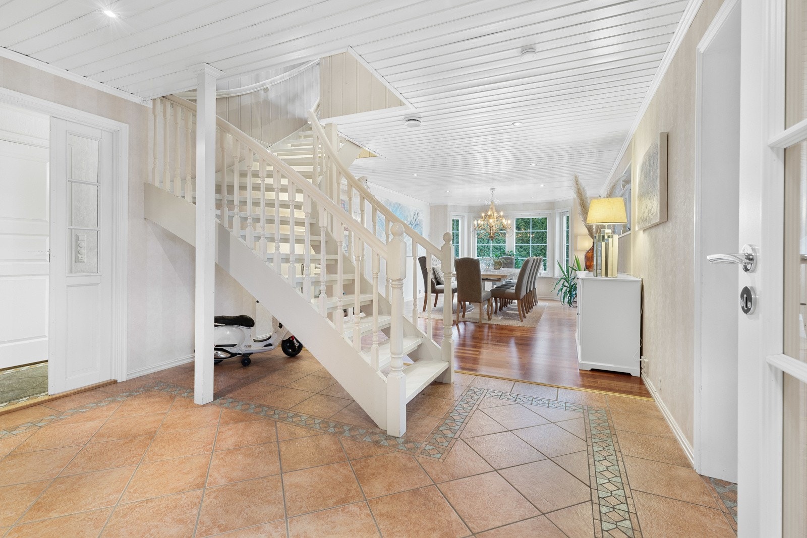 Vel inne ønskes man velkommen av en entré med flislagt gulv, vannbåren gulvvarme og praktisk gjestetoalett. Galleribilde