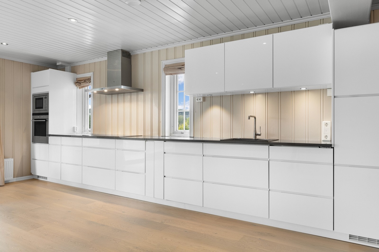 I den ene enden av stuen i 2. etasje er det kjøkken i åpen løsning. Galleribilde