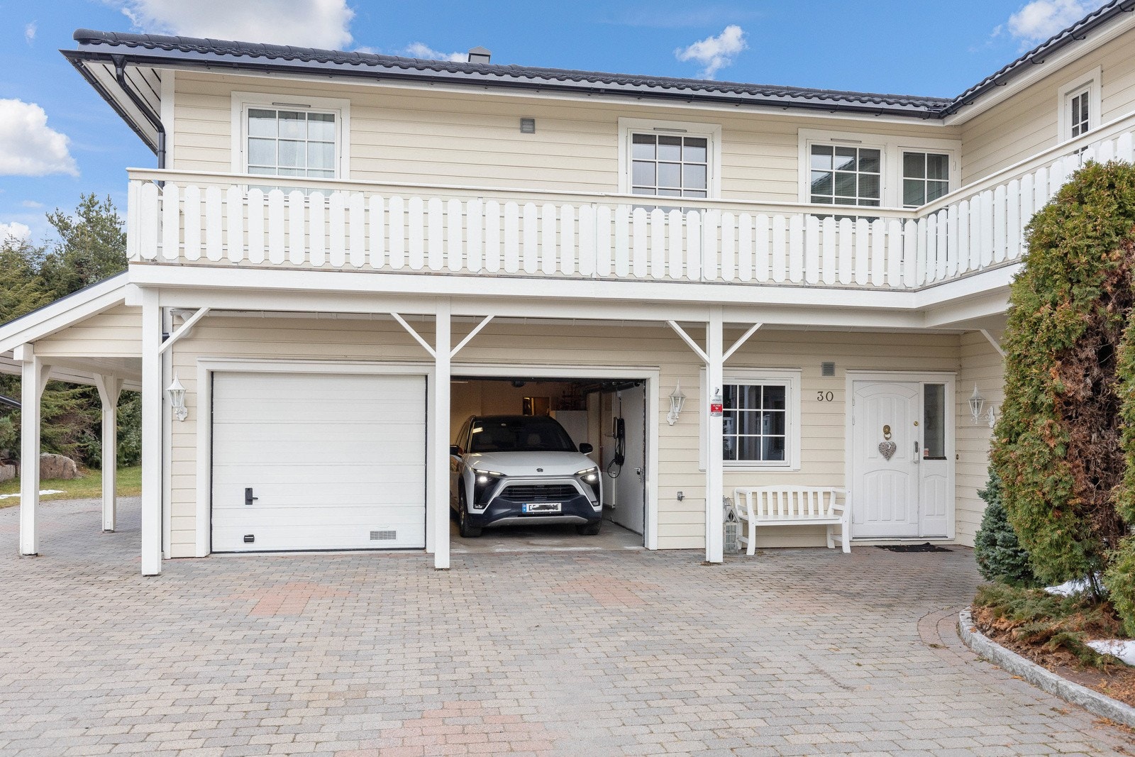 Integrert dobbelgarasje er oppvarmet og har hovedstrømtavle og elbillader. Galleribilde