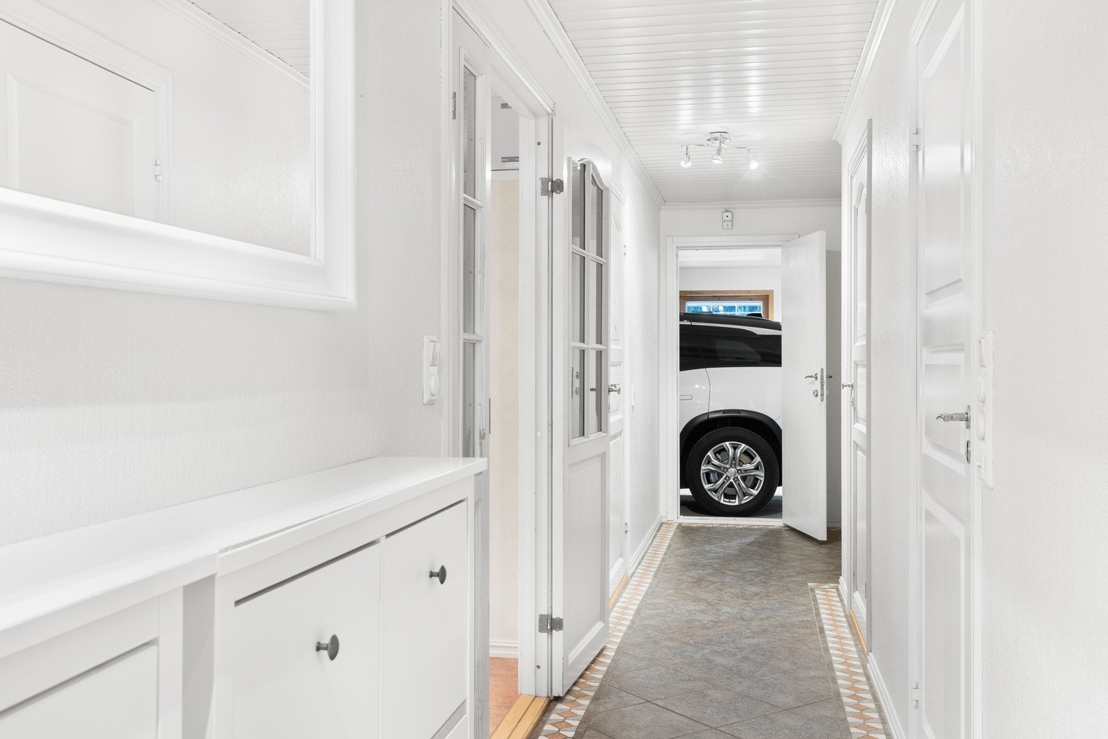 Korridor med innvendig inngang til den integrerte dobbelgarasjen. Vannbåren varme i gulvet. Galleribilde