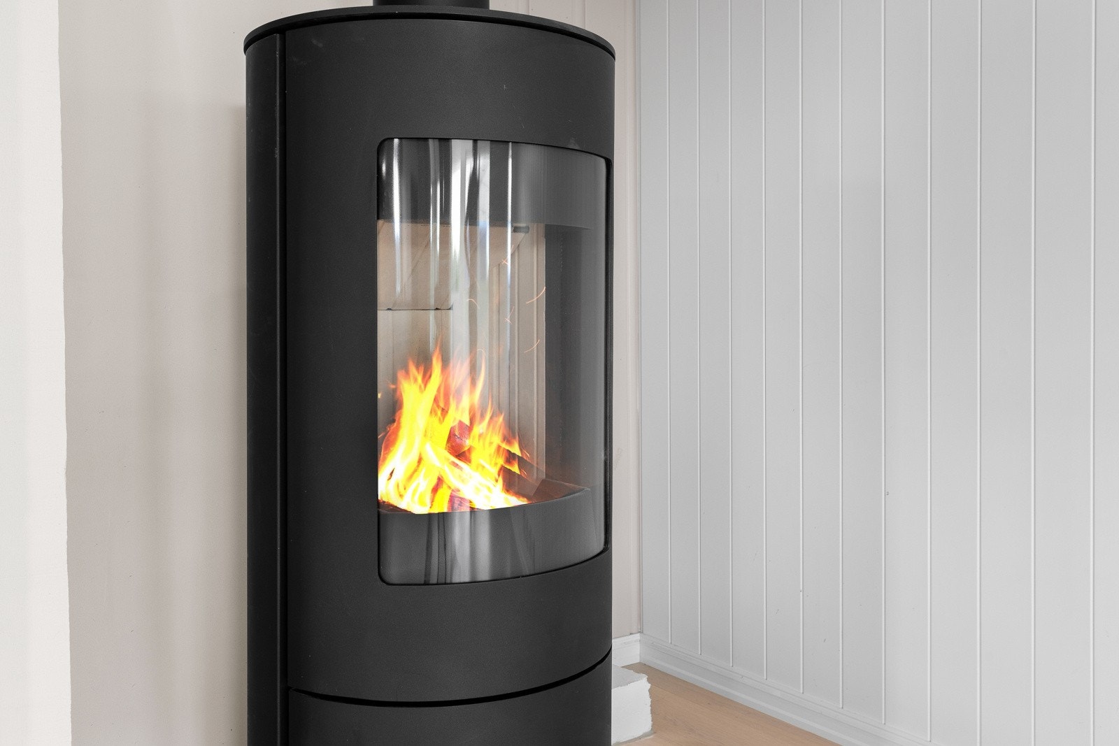 Mellom stue og kjøkken er det en flott peisosvn. Galleribilde