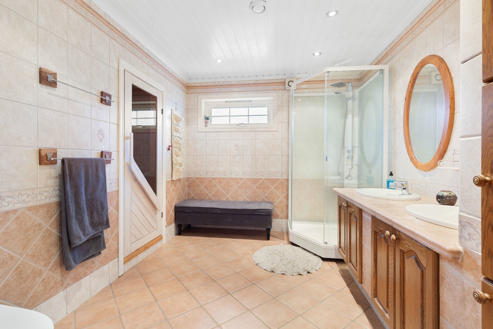 Bad med badstue med 6kW Tylö varmeovn. Vannbåren varme. Galleribilde