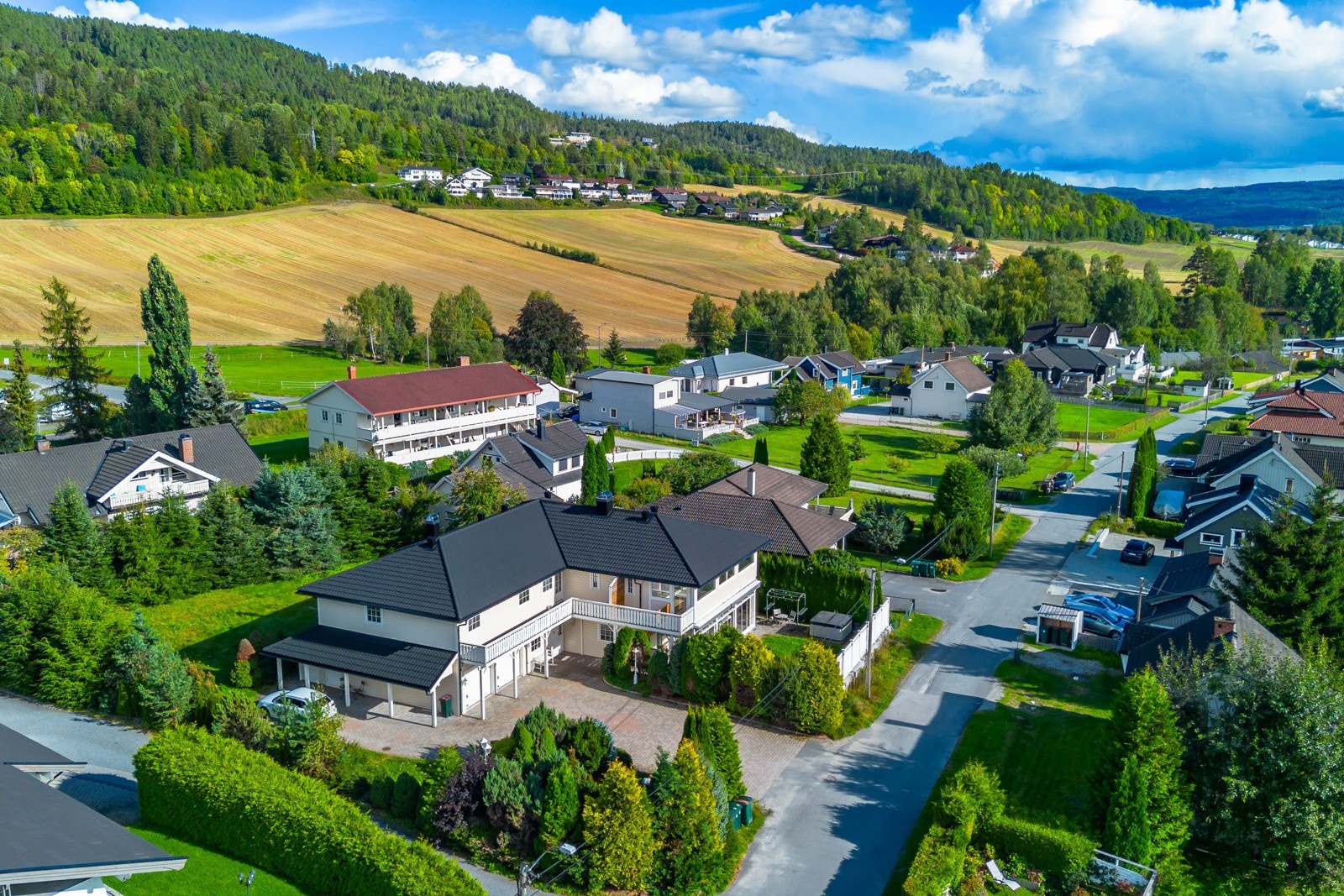 Mange muligheter for parkering og opparbeiding av tomt. Egen inngang til utleiedelen på nordvest side av huset. Galleribilde