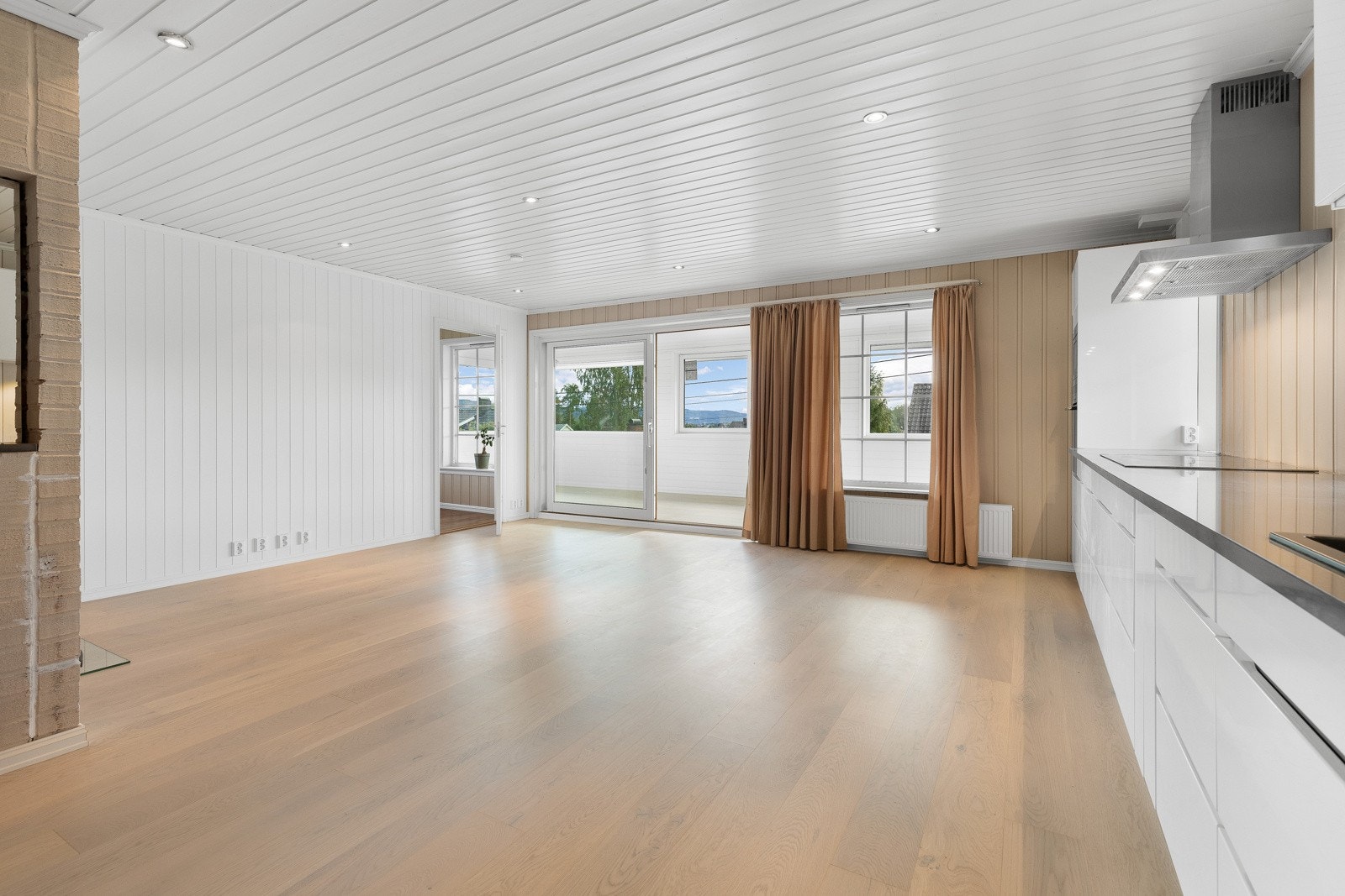 Gjennom store terrassedører og vinduer er det masse lys. Galleribilde