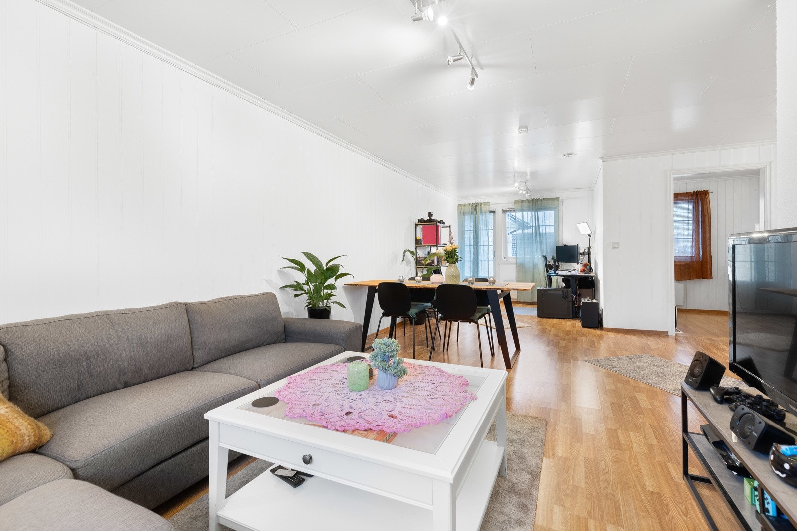 Den store stuen i utleiedelen har mulighet for å installere peis og å lage et soverom. Balansert ventilasjon og utgang til en sørvendt terrasse. Galleribilde